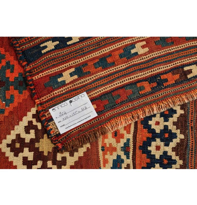 Schöner angenehmer Kelim aus den Bergen Aserbaidschans, mit einem reichen stilisierten Muster und natürlichen Farben, die aus Gemüse gewonnen werden: es war die klassische Arbeit der Nomaden, aber sehr raffiniert: gut für die Sammlung.
Die Farben