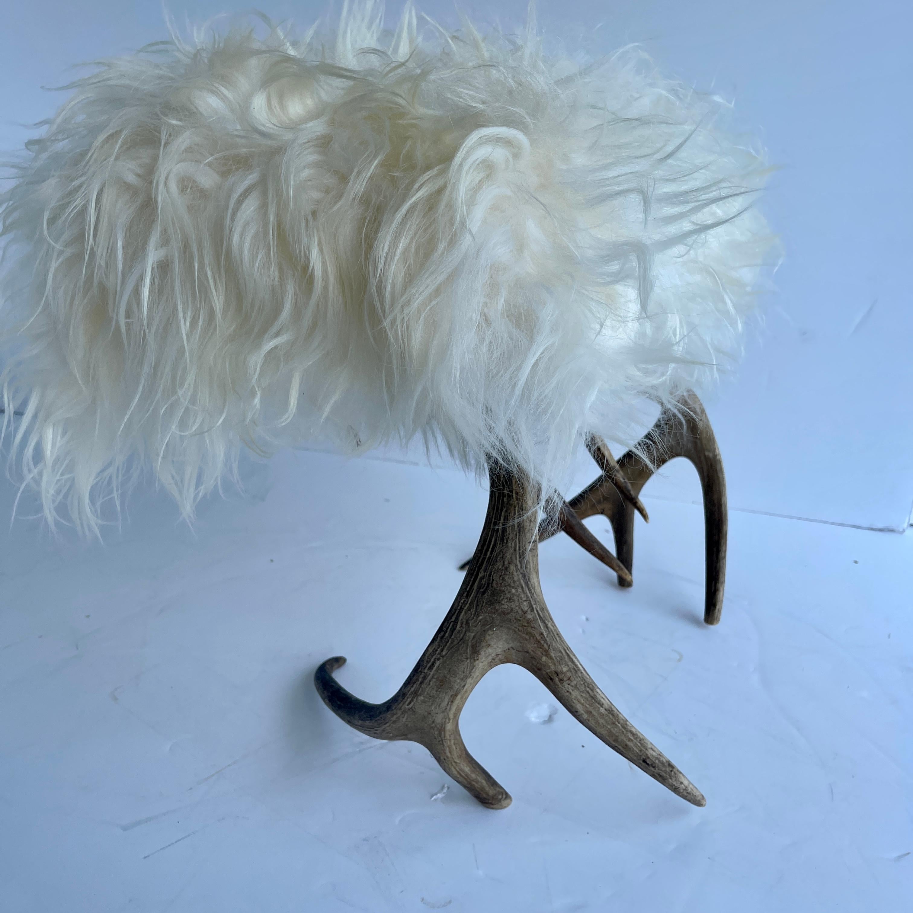 Vieux petit repose-pieds en bois de cervidé avec peau de mouton islandaise blanche en vente 3