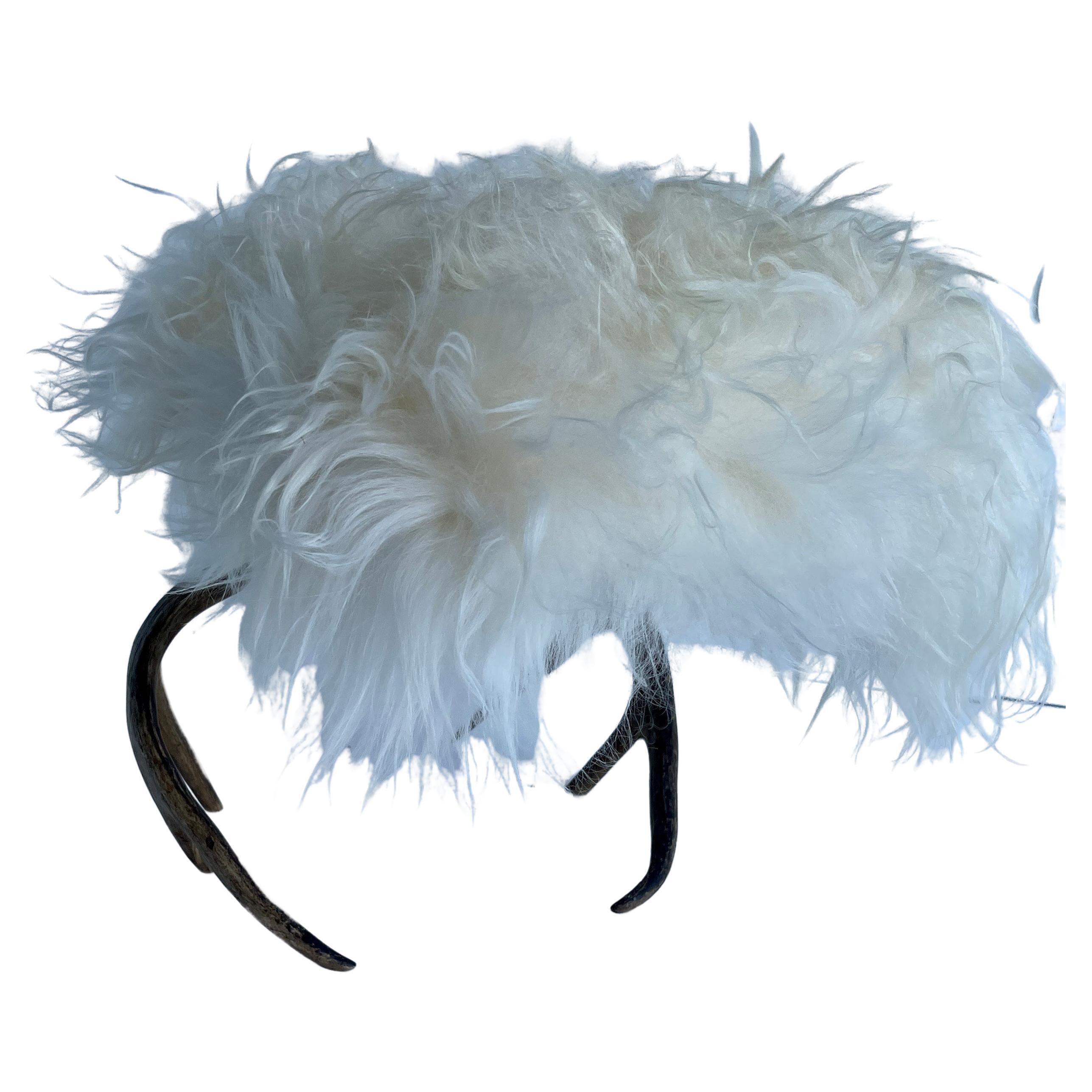 Américain Vieux petit repose-pieds en bois de cervidé avec peau de mouton islandaise blanche en vente