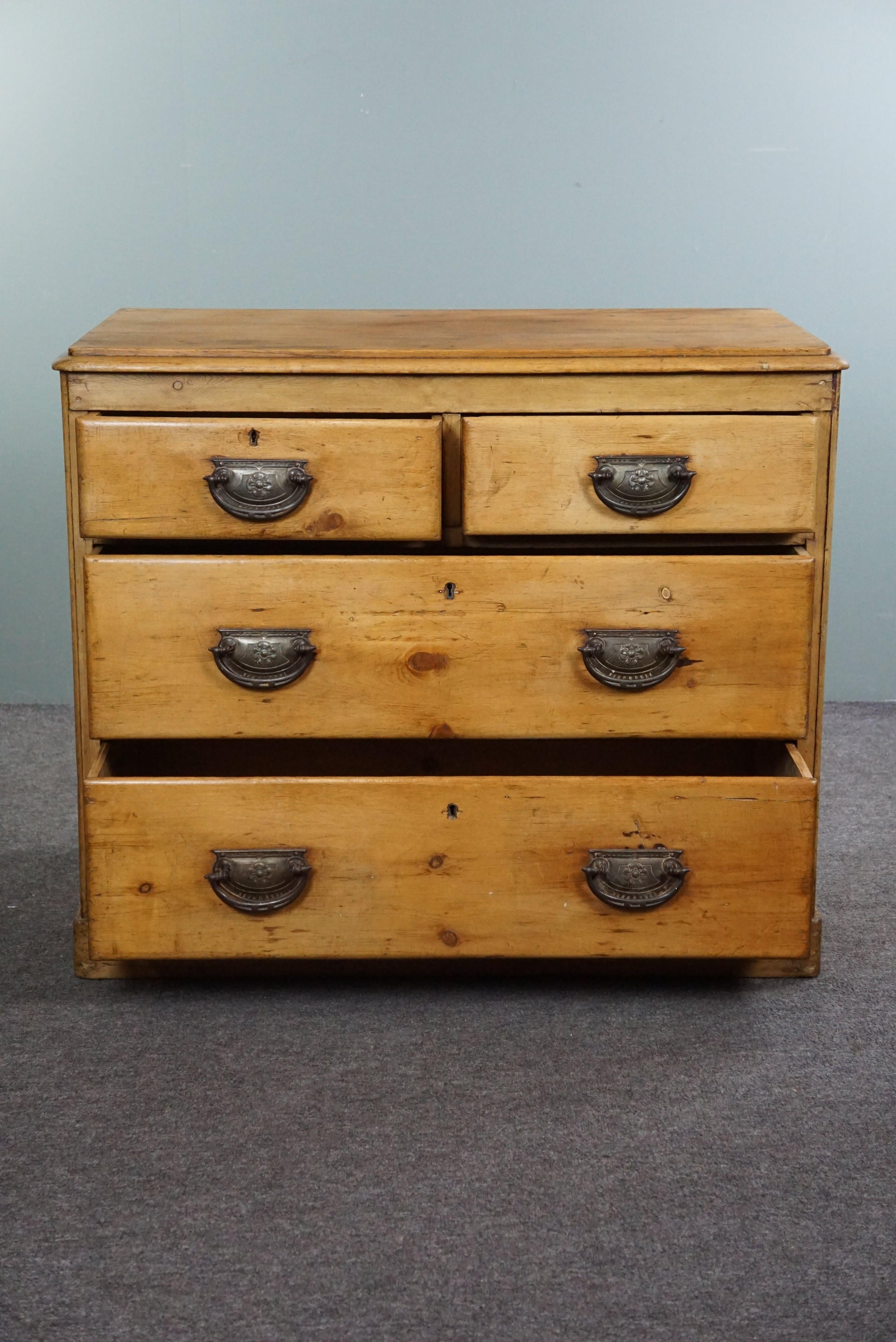 Old pine antique English chest of drawers with four drawers In Fair Condition For Sale In Harderwijk, NL