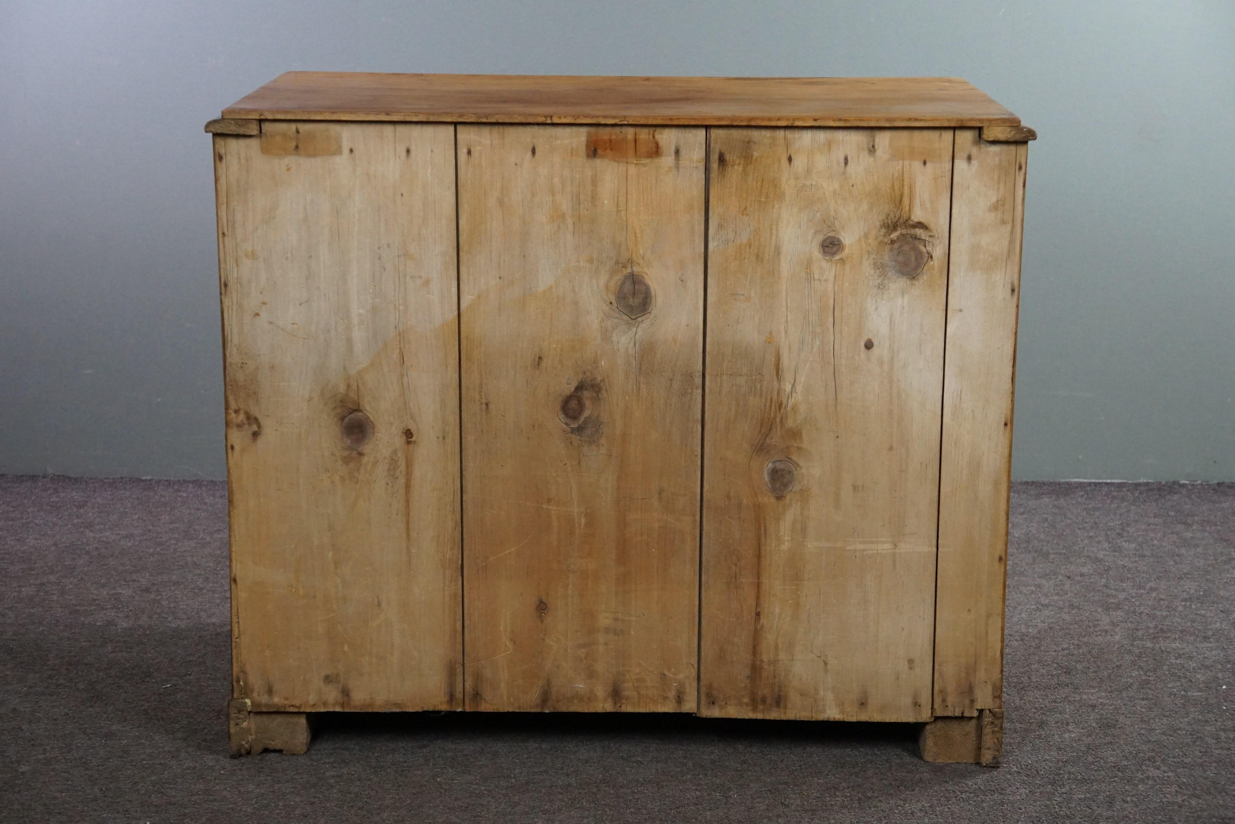Wood Old pine antique English chest of drawers with four drawers For Sale