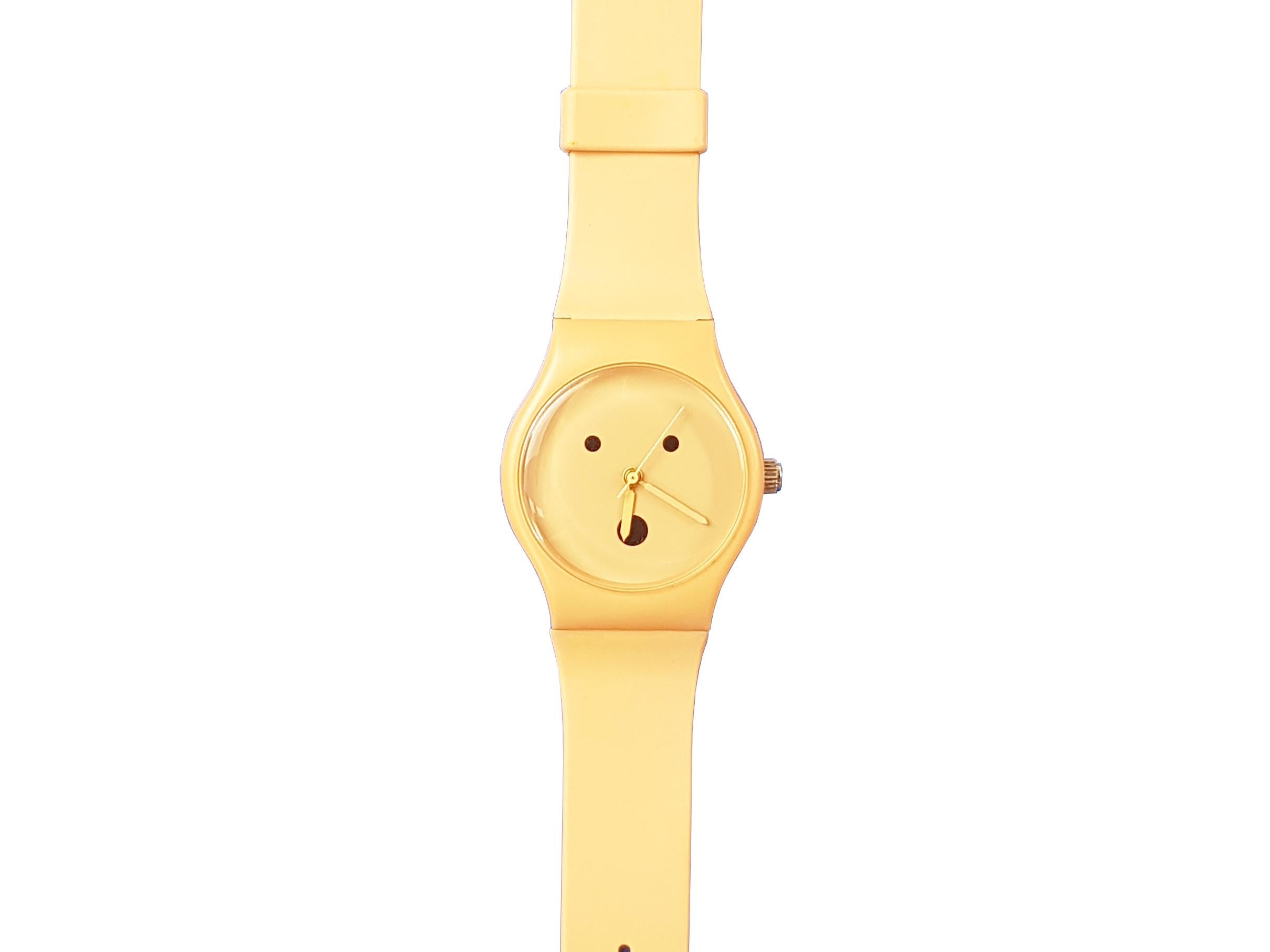Armbanduhr, entworfen von Alessadro Mendini für Museo Alchimia, 90er Jahre. Diese Handaufzugsuhr war ein Prototyp für Swatch, ein bekanntes Unternehmen, für das Mendini in den 90er Jahren mehrere Uhren entwarf.
Diese Uhr ist aus altrosa Gummi und