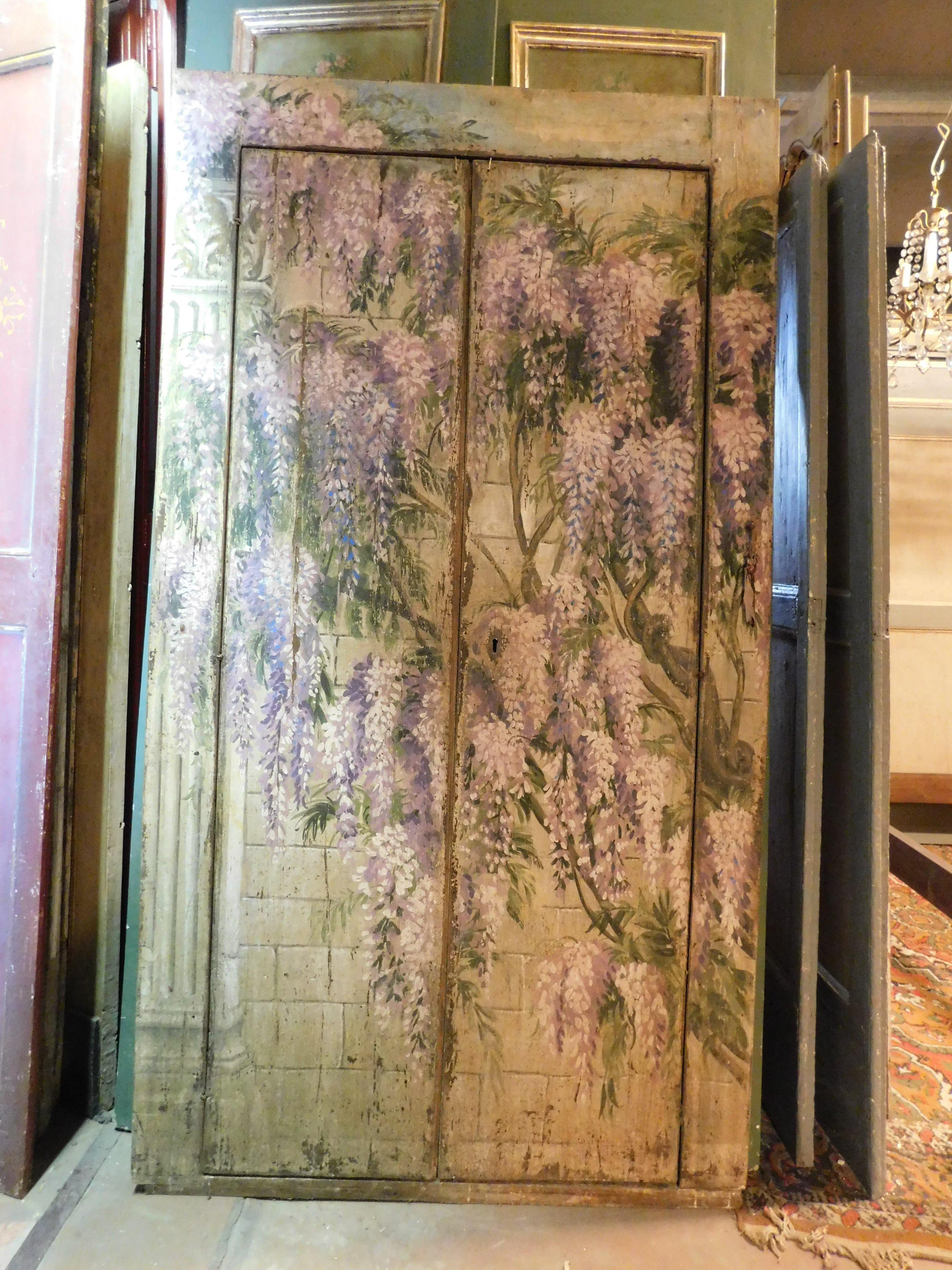 ancienne armoire murale à placards, peinte à la main avec de jolies glycines en fleurs, d'un grand impact visuel, avec une double porte qui s'ouvre pour tirer plus de cadre, née comme couverture pour une armoire murale, au milieu du 20ème siècle en