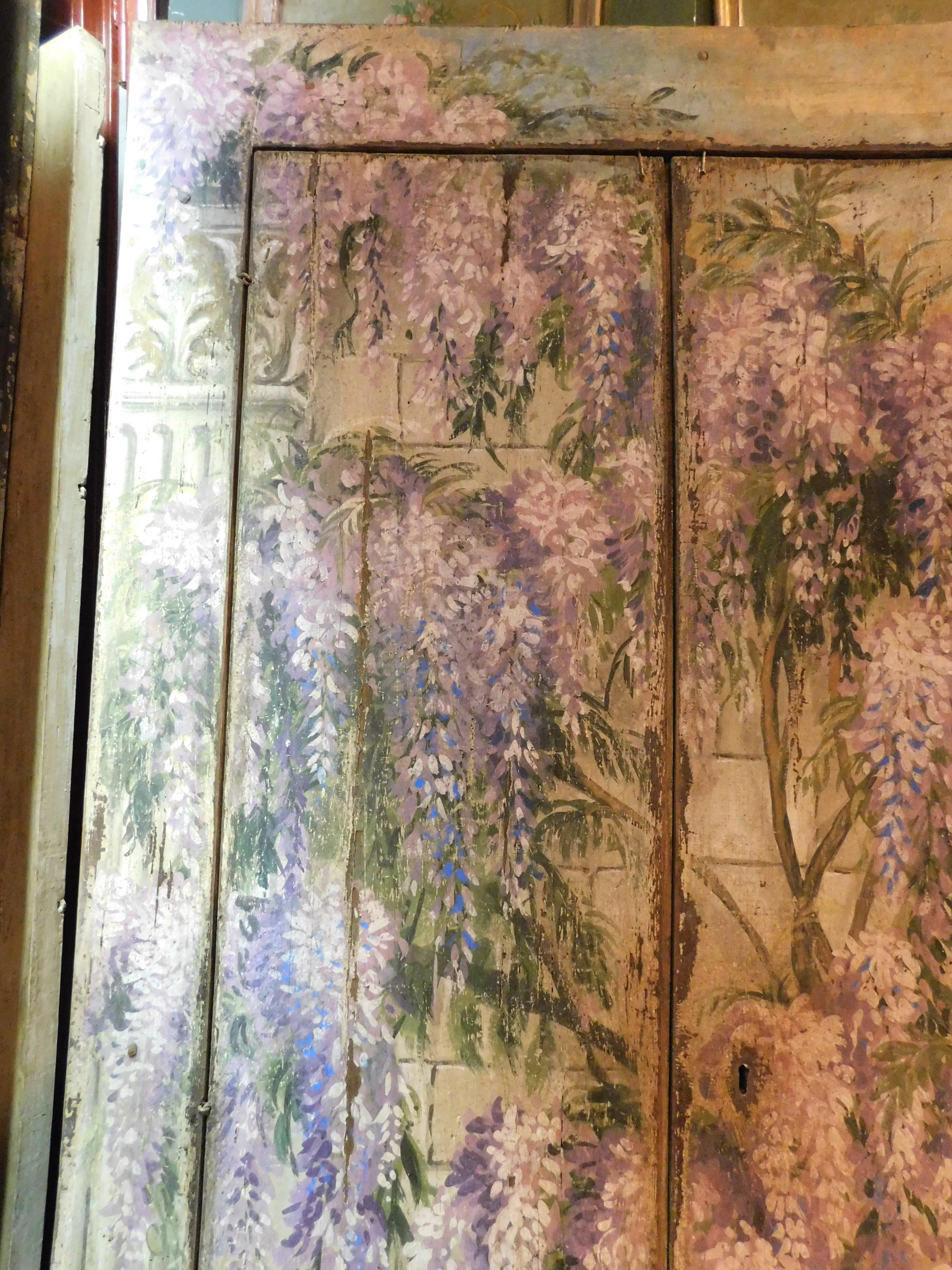 Old placard wall wardrobe painted with wisteria, double door, Italy In Good Condition For Sale In Cuneo, Italy (CN)