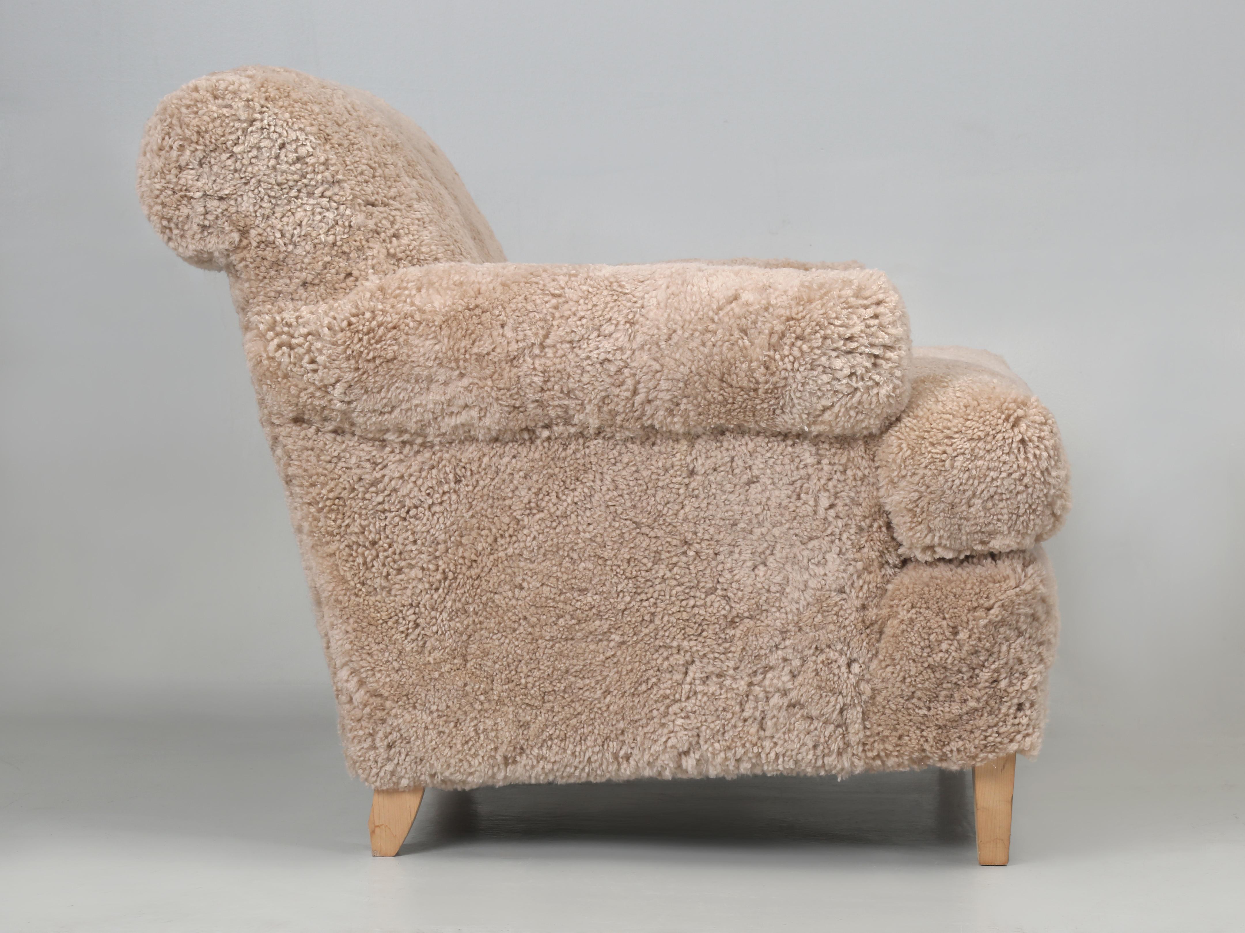 Américain Fauteuil Old Plank's recouvert du plus beau shearling importé de Nouvelle-Zélande. en vente