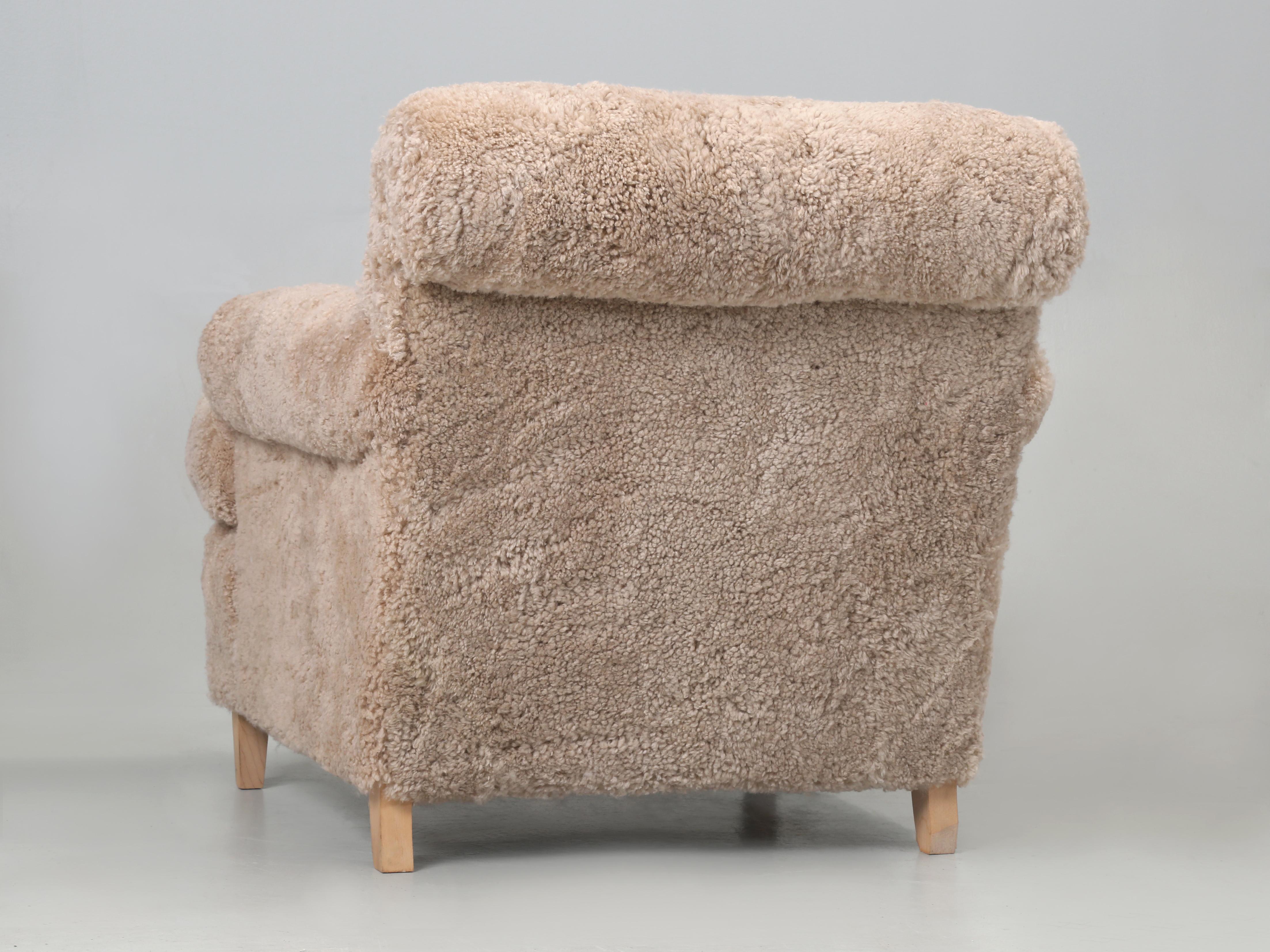 Fait main Fauteuil Old Plank's recouvert du plus beau shearling importé de Nouvelle-Zélande. en vente
