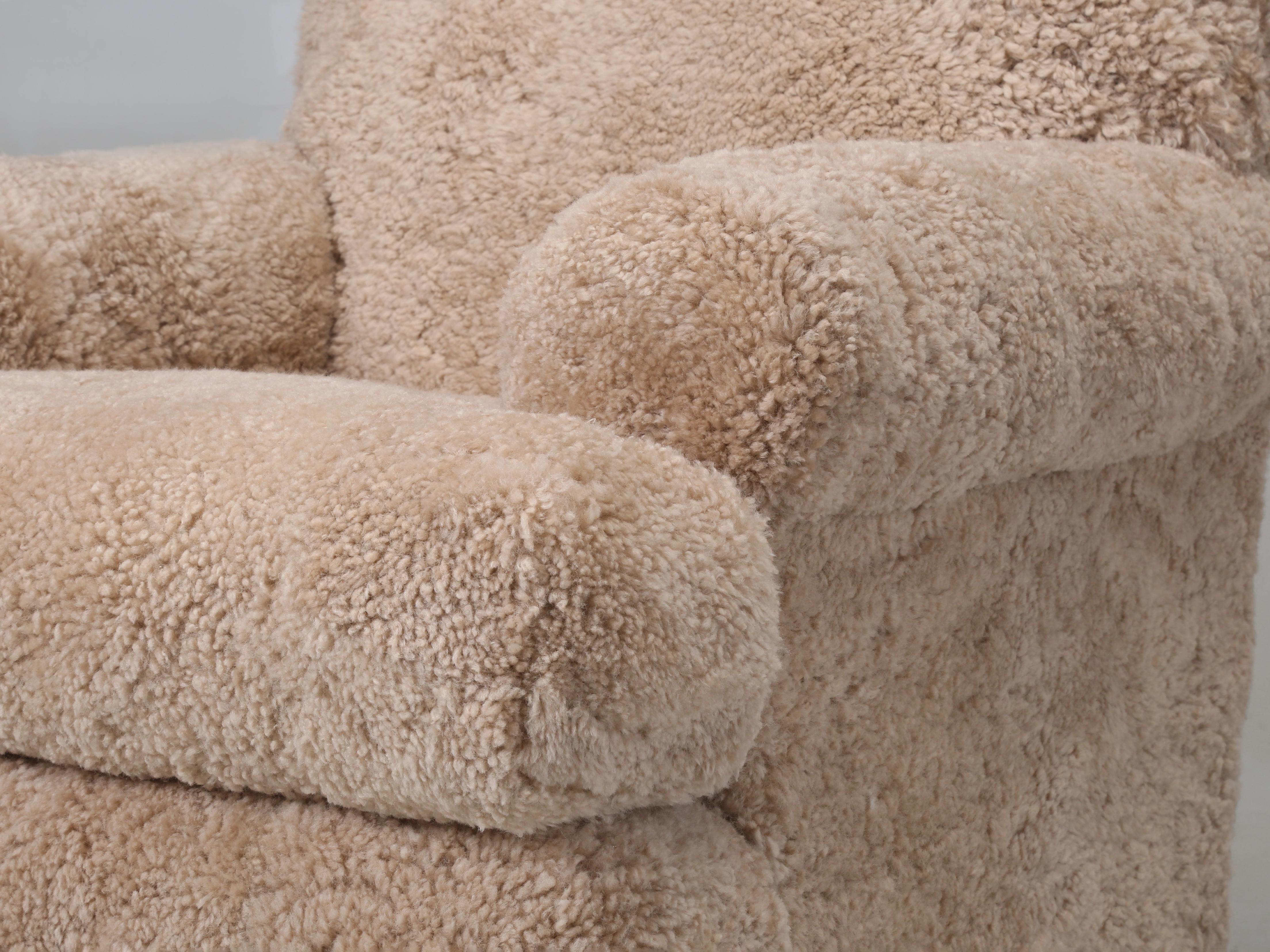 Fourrure Fauteuil Old Plank's recouvert du plus beau shearling importé de Nouvelle-Zélande. en vente