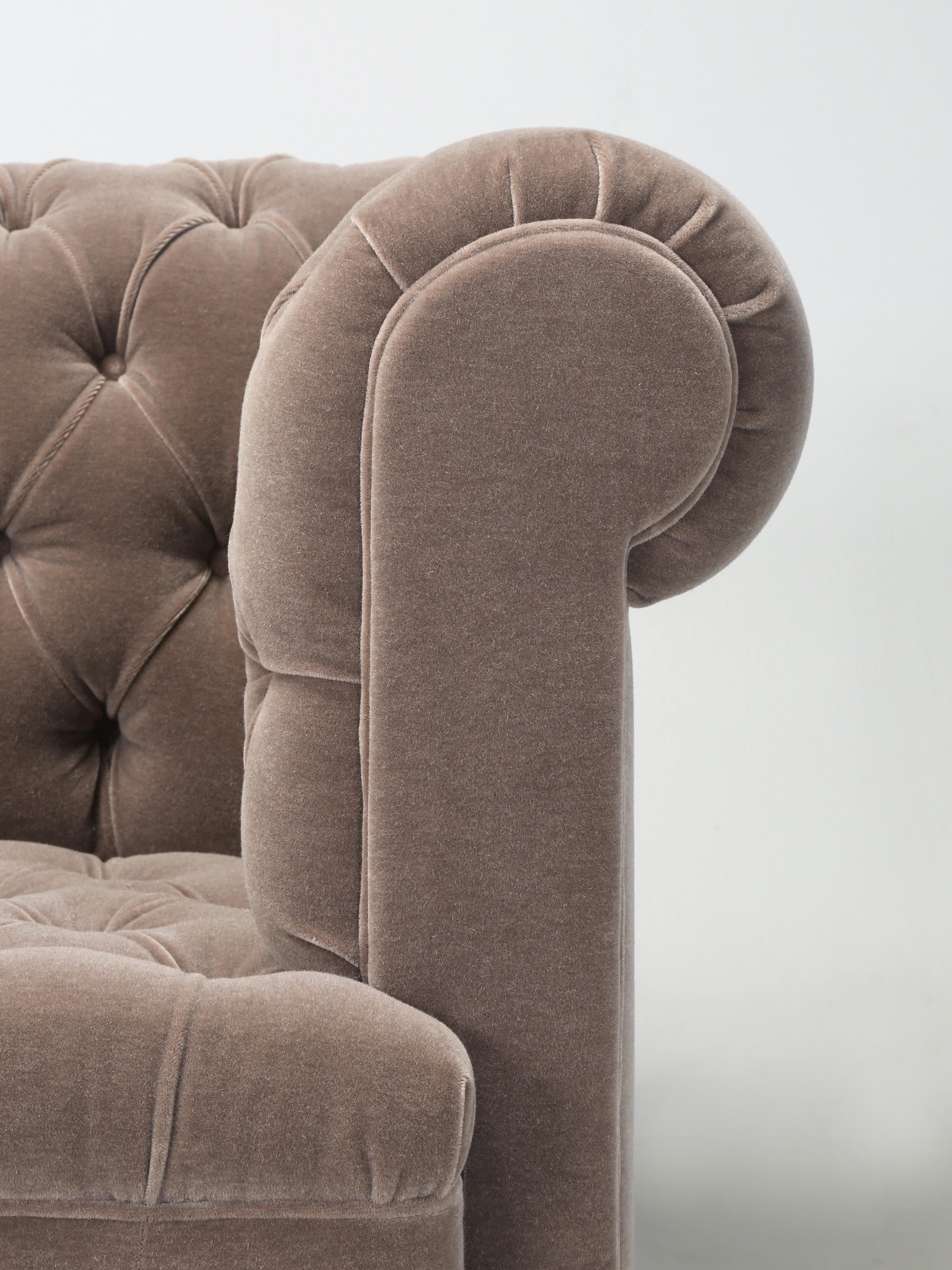 Divano Chesterfield classico inglese di Old Plank con piedini a zampa di leone in bronzo Venduto COM in vendita 3