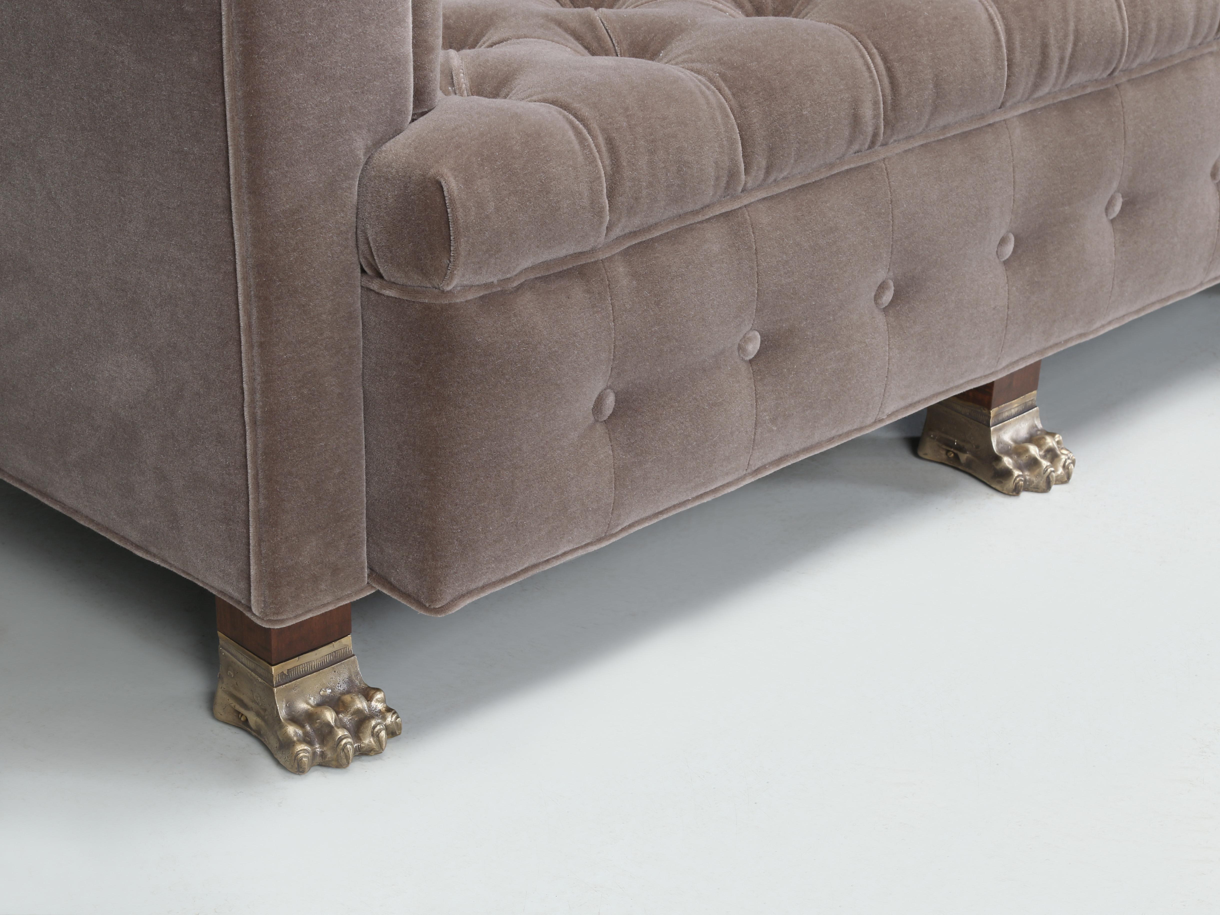 Divano Chesterfield classico inglese di Old Plank con piedini a zampa di leone in bronzo Venduto COM in vendita 4