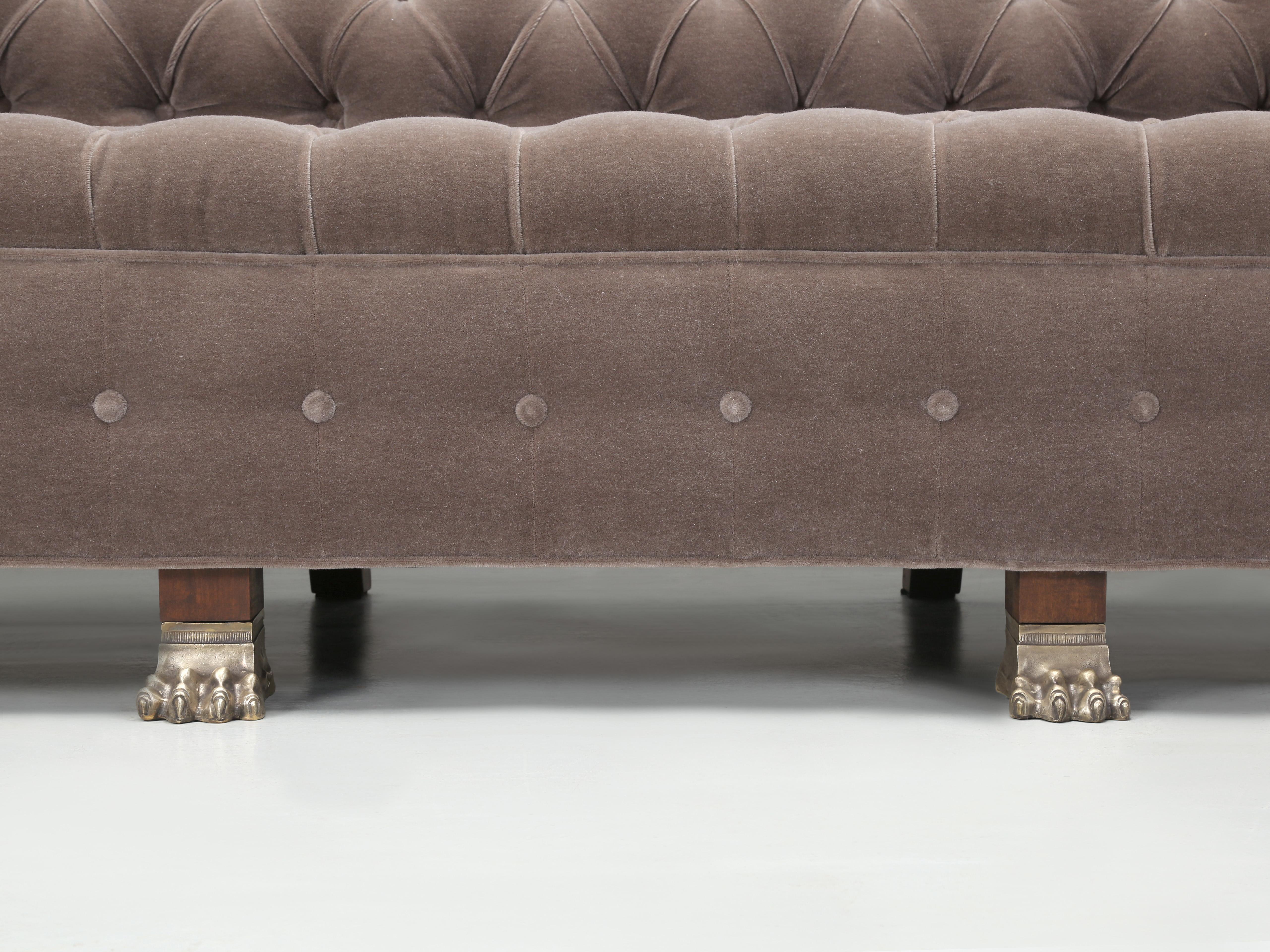 Divano Chesterfield classico inglese di Old Plank con piedini a zampa di leone in bronzo Venduto COM in vendita 5