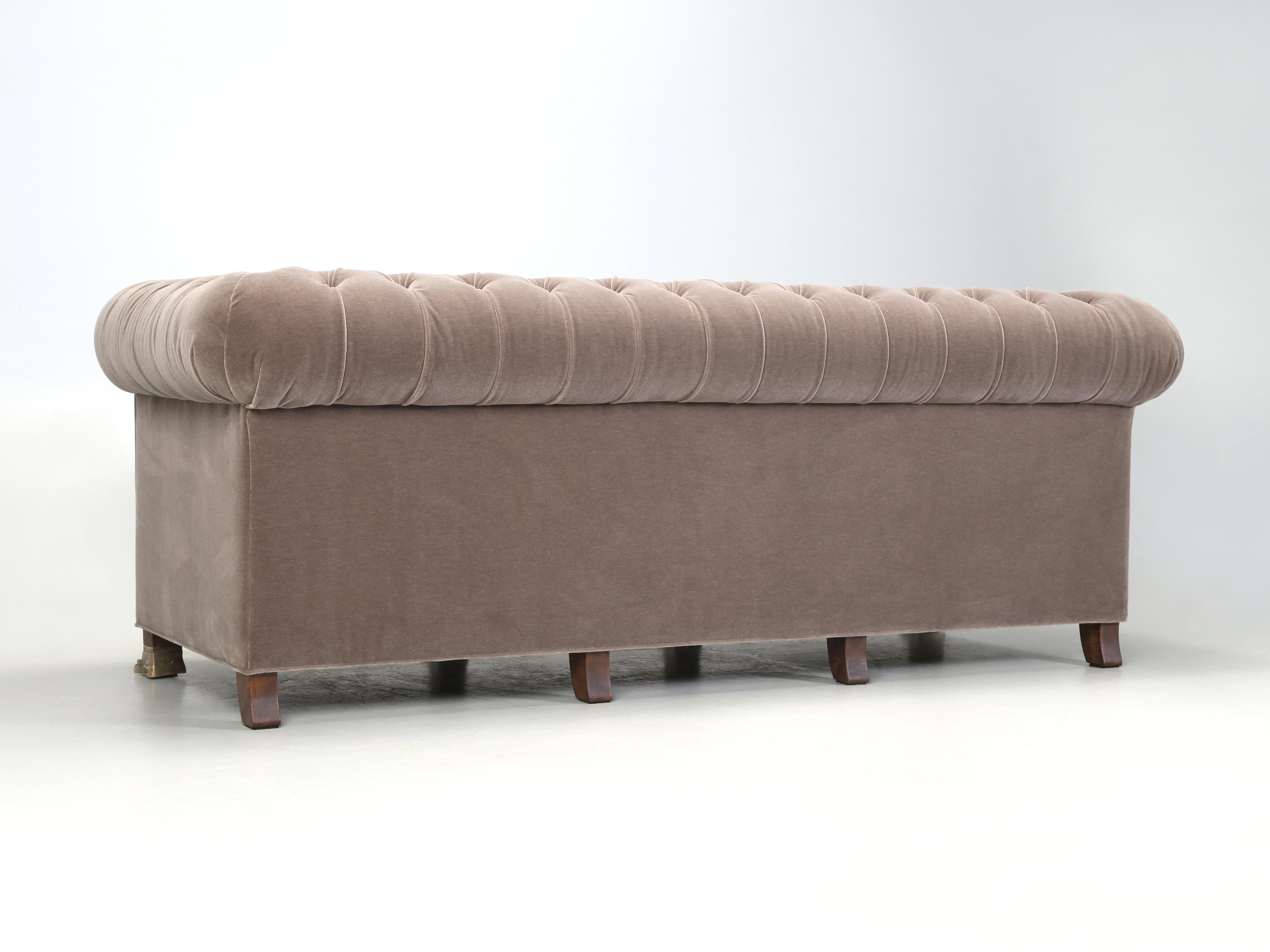 Divano Chesterfield classico inglese di Old Plank con piedini a zampa di leone in bronzo Venduto COM in vendita 8