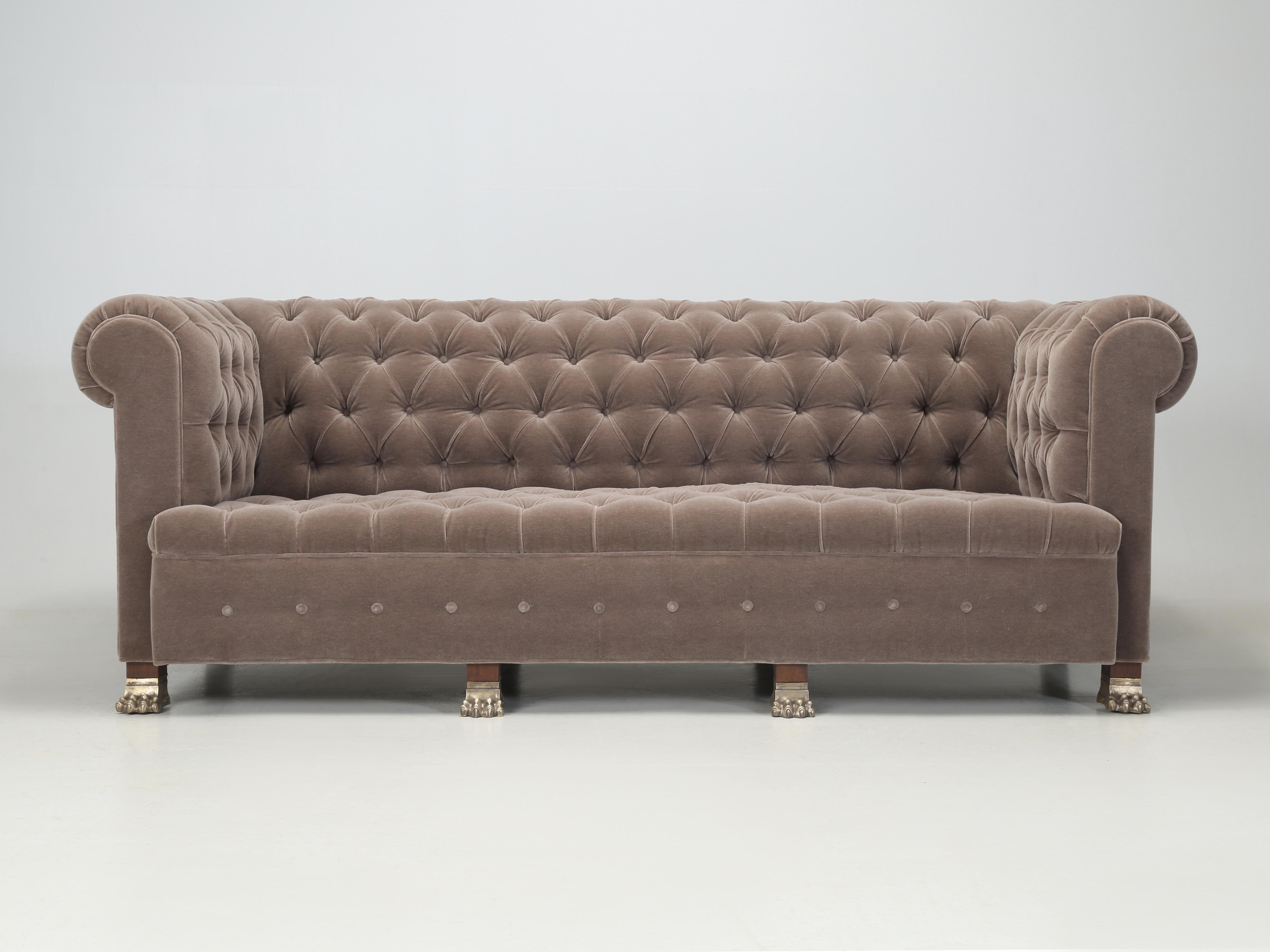 Un'altra versione Old Plank Road di un classico divano Chesterfield inglese, ovviamente disponibile in qualsiasi dimensione. L'ispirazione originale è arrivata da Monaco, dove avevamo acquistato un Chesterfield lungo 13 metri nella hall di un hotel,