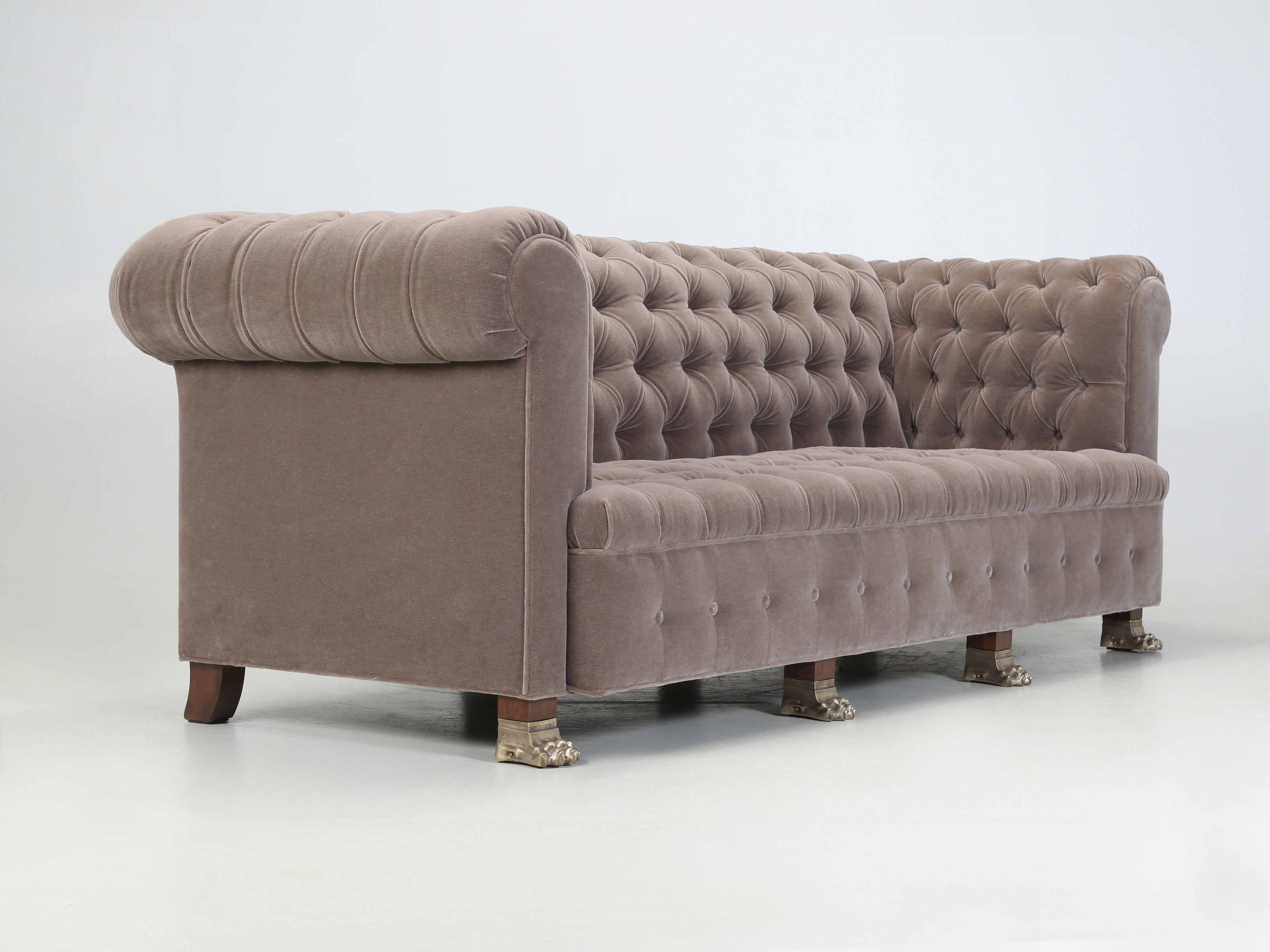 Americano Divano Chesterfield classico inglese di Old Plank con piedini a zampa di leone in bronzo Venduto COM in vendita