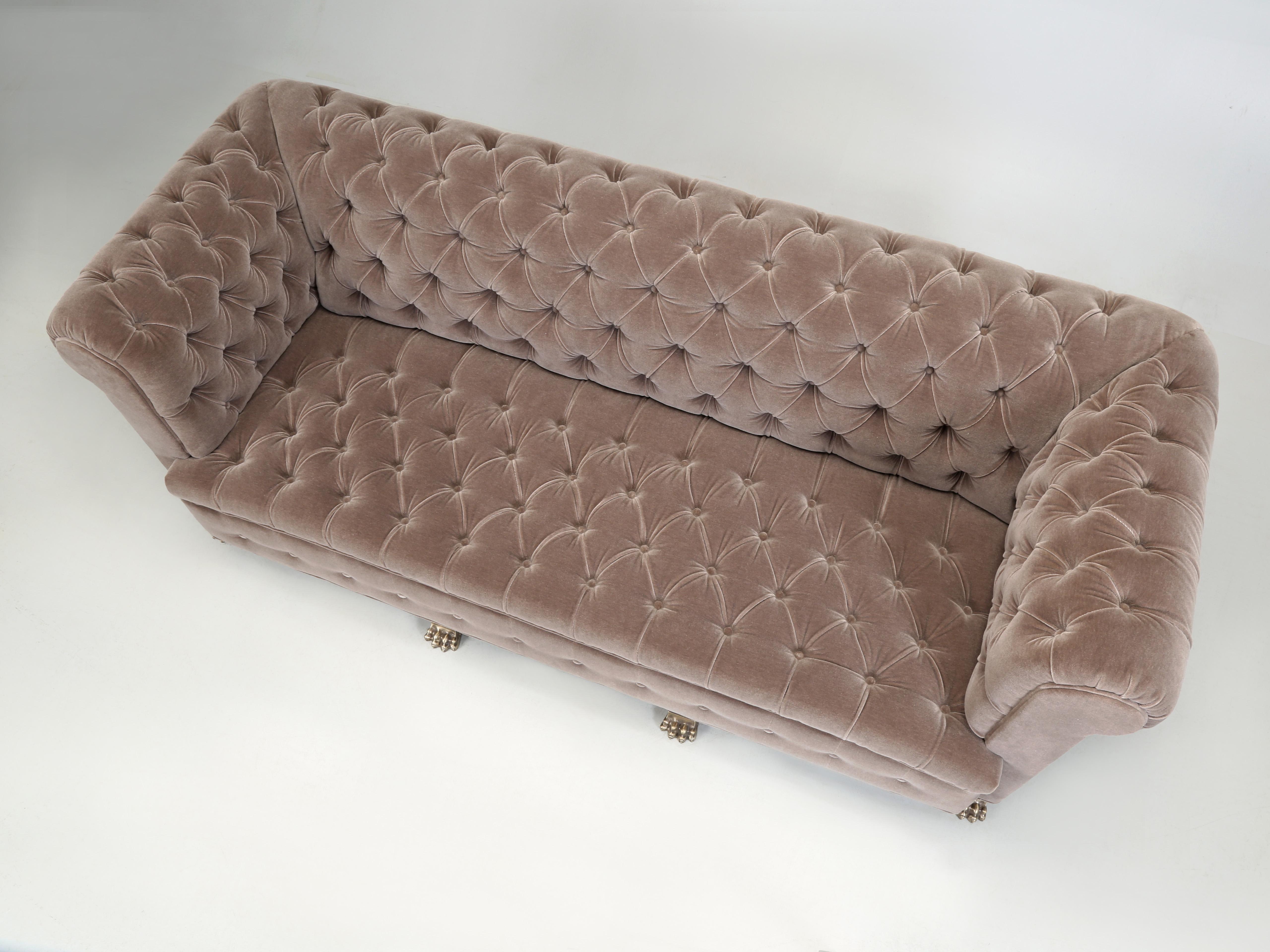 Calco Divano Chesterfield classico inglese di Old Plank con piedini a zampa di leone in bronzo Venduto COM in vendita