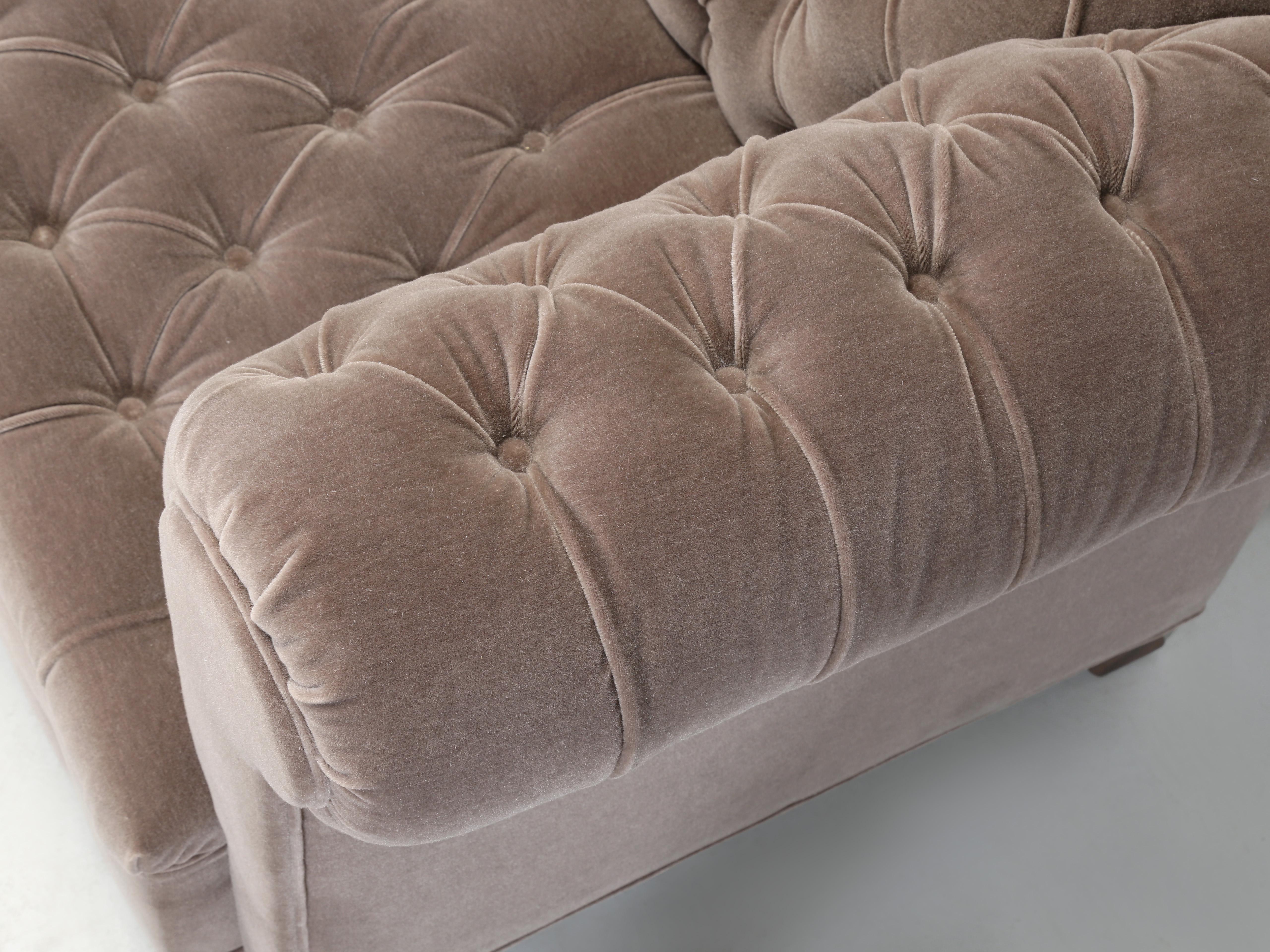 Divano Chesterfield classico inglese di Old Plank con piedini a zampa di leone in bronzo Venduto COM In condizioni Nuovo in vendita a Chicago, IL