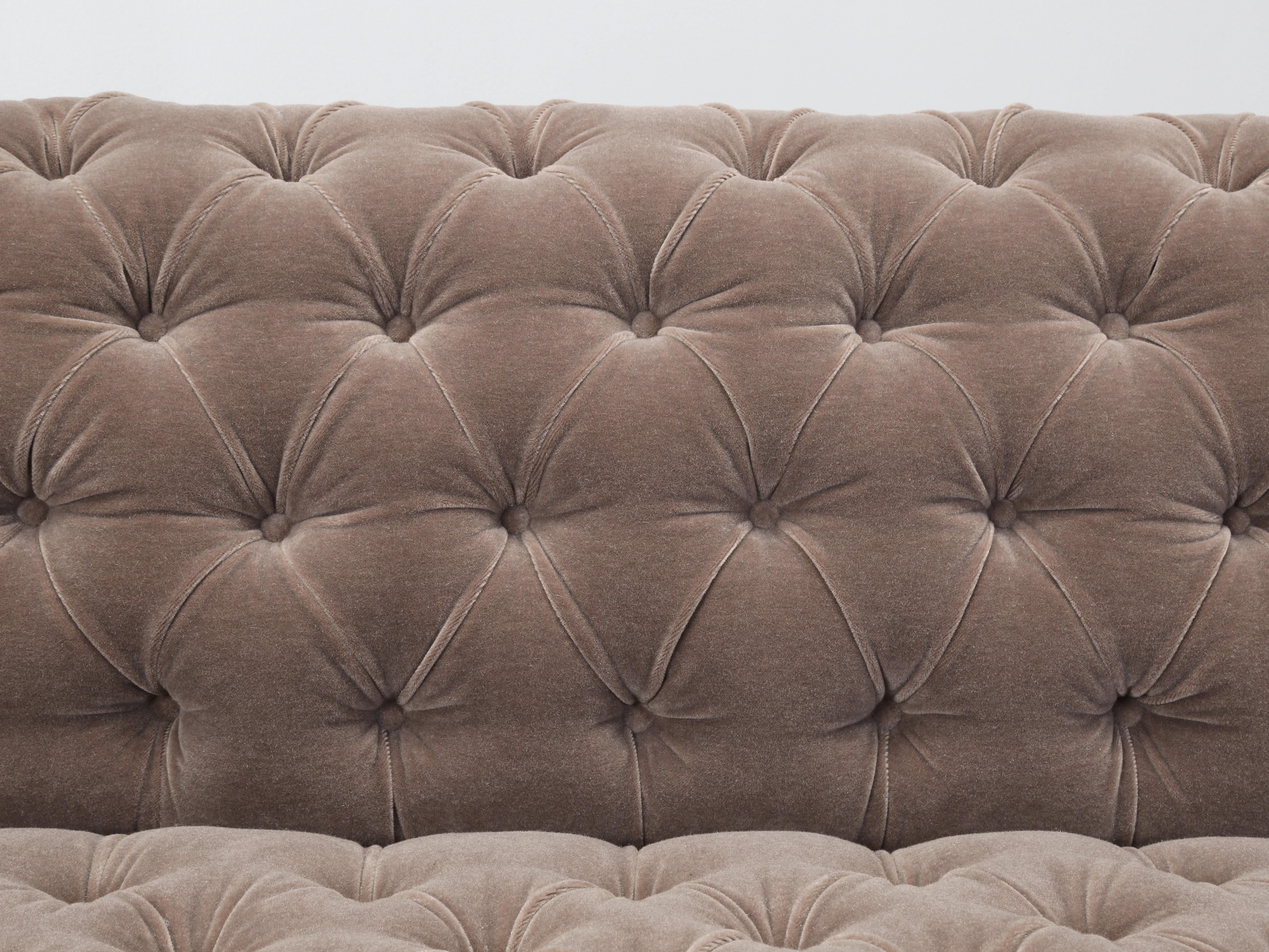 XXI secolo e contemporaneo Divano Chesterfield classico inglese di Old Plank con piedini a zampa di leone in bronzo Venduto COM in vendita