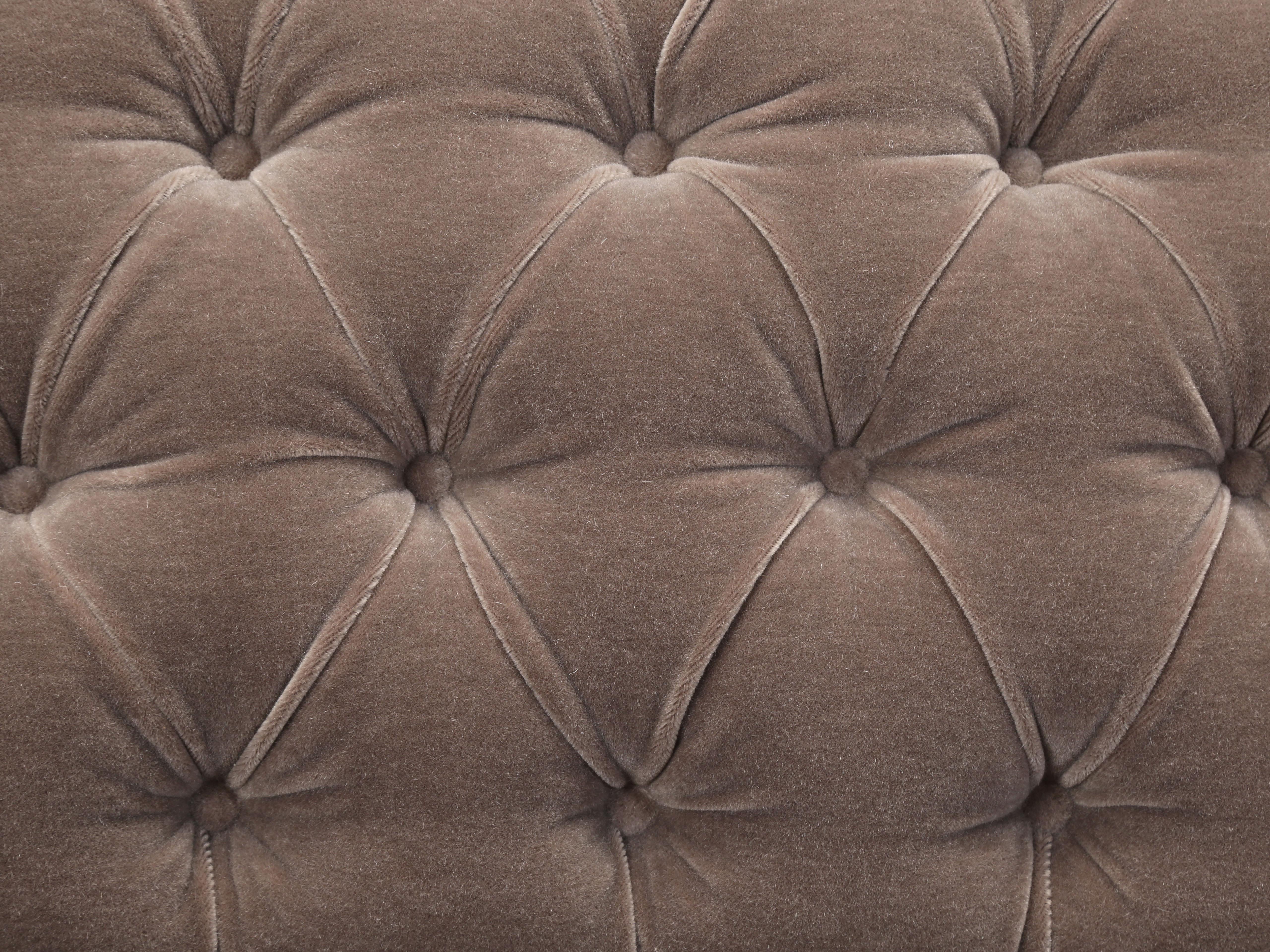 Ottone Divano Chesterfield classico inglese di Old Plank con piedini a zampa di leone in bronzo Venduto COM in vendita