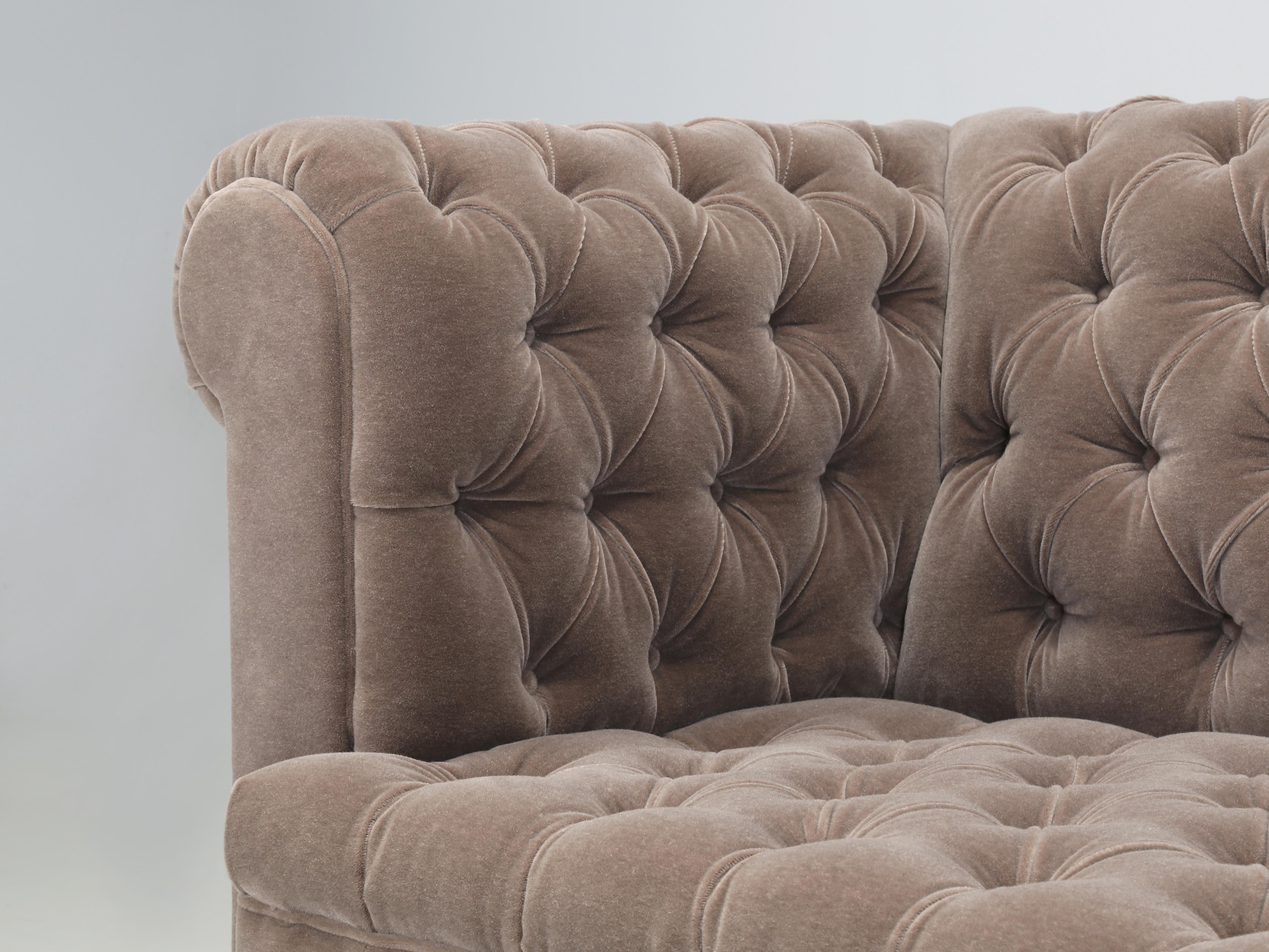 Divano Chesterfield classico inglese di Old Plank con piedini a zampa di leone in bronzo Venduto COM in vendita 1