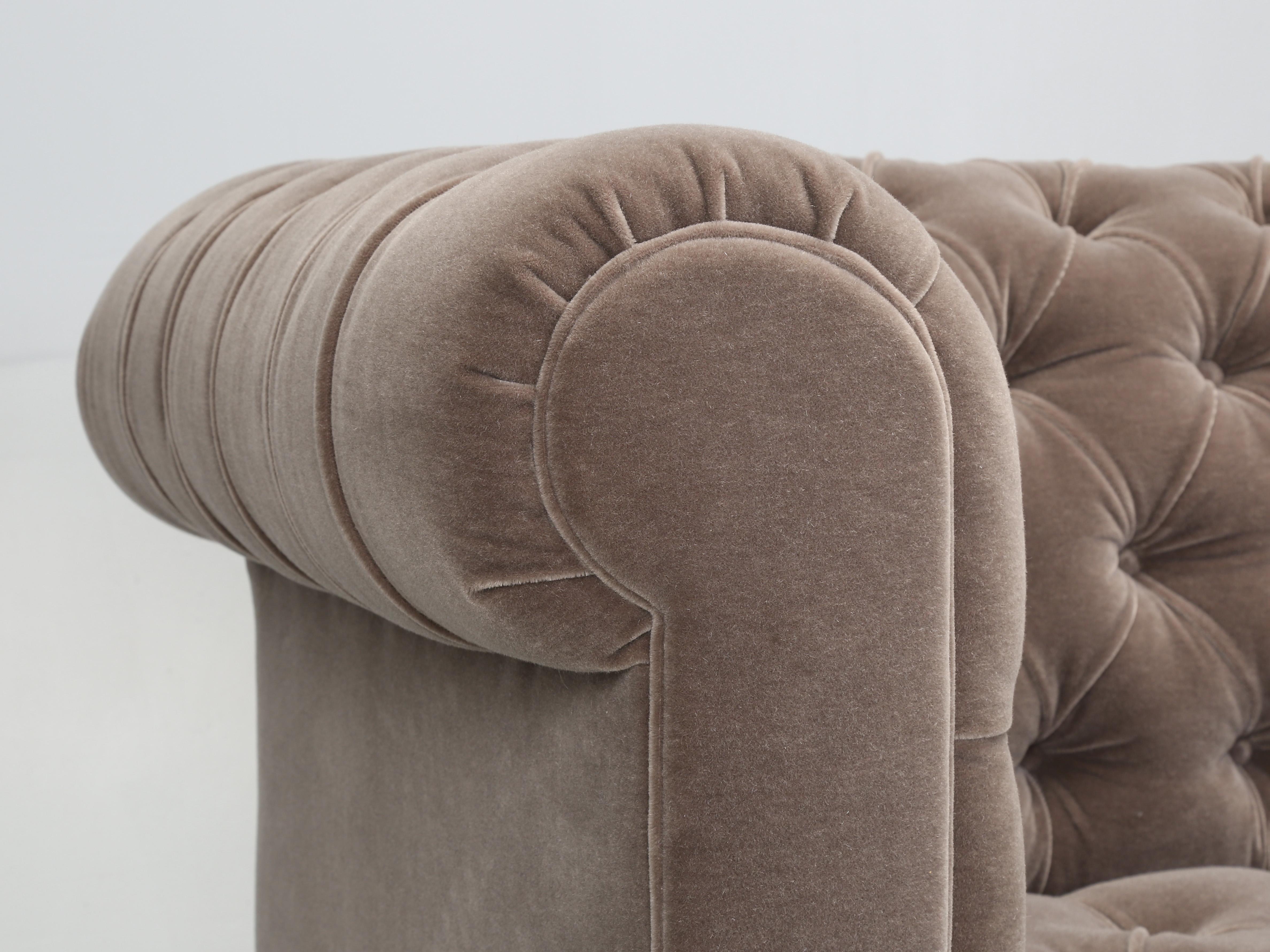 Divano Chesterfield classico inglese di Old Plank con piedini a zampa di leone in bronzo Venduto COM in vendita 2