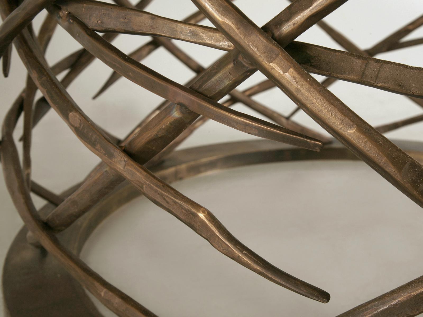 Ancienne base de table en bronze massif tissé à la main Old Plank, disponible dans la plupart des diamètres en vente 2