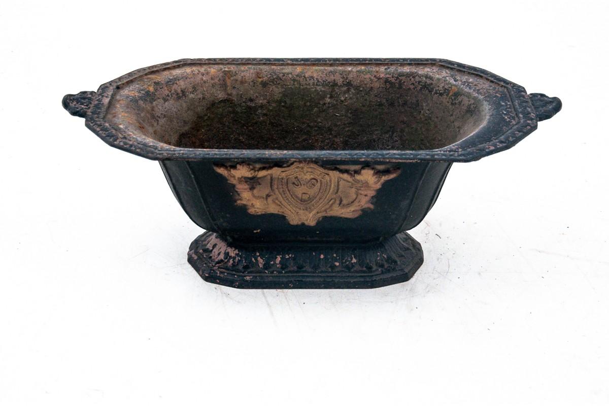 An antique vessel from around 1920 with brass ornament
Dimensions: Height 22 cm / width 64 cm / depth. 34 cm.
     