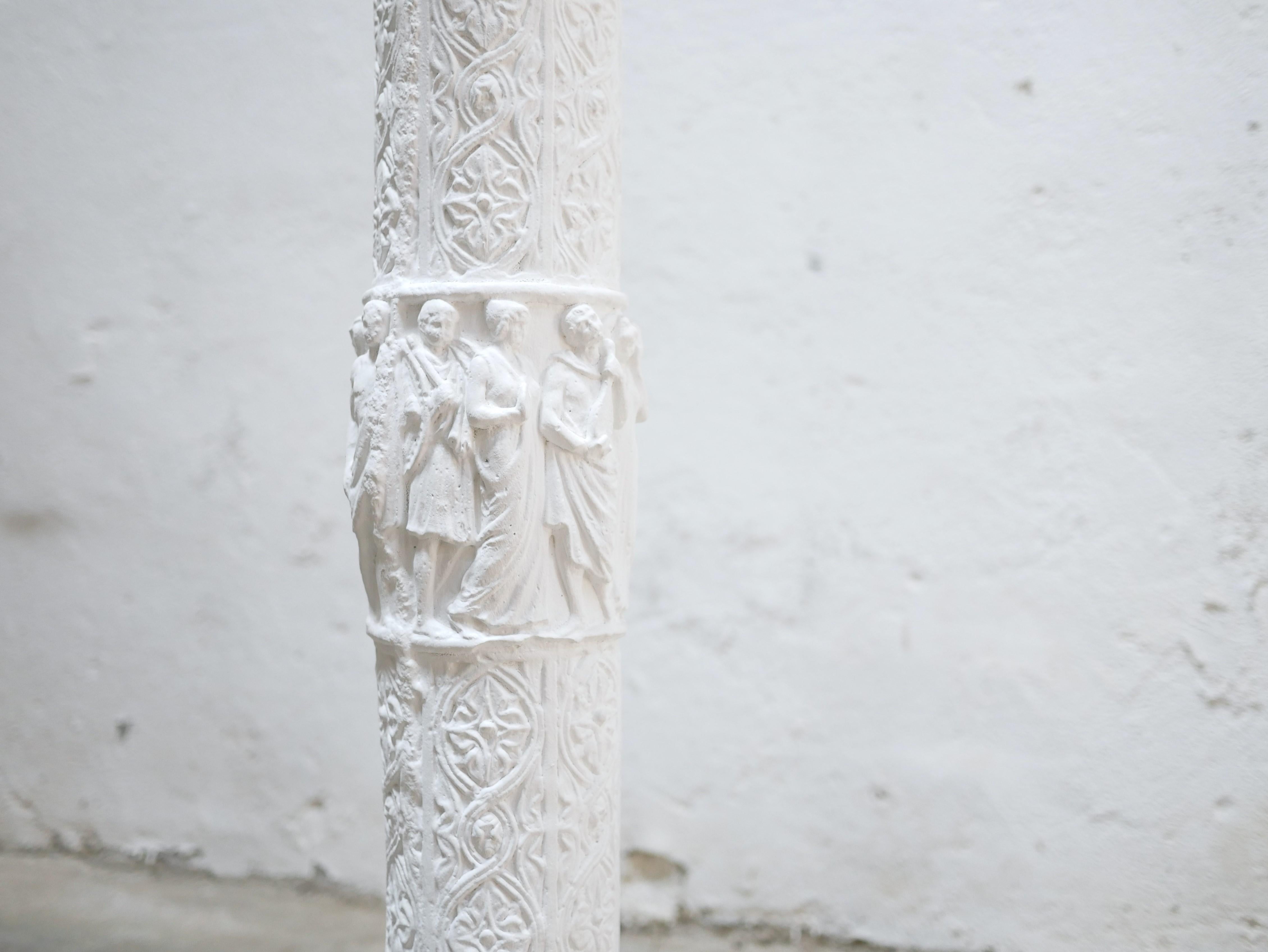 Ancienne colonne en plâtre en vente 4