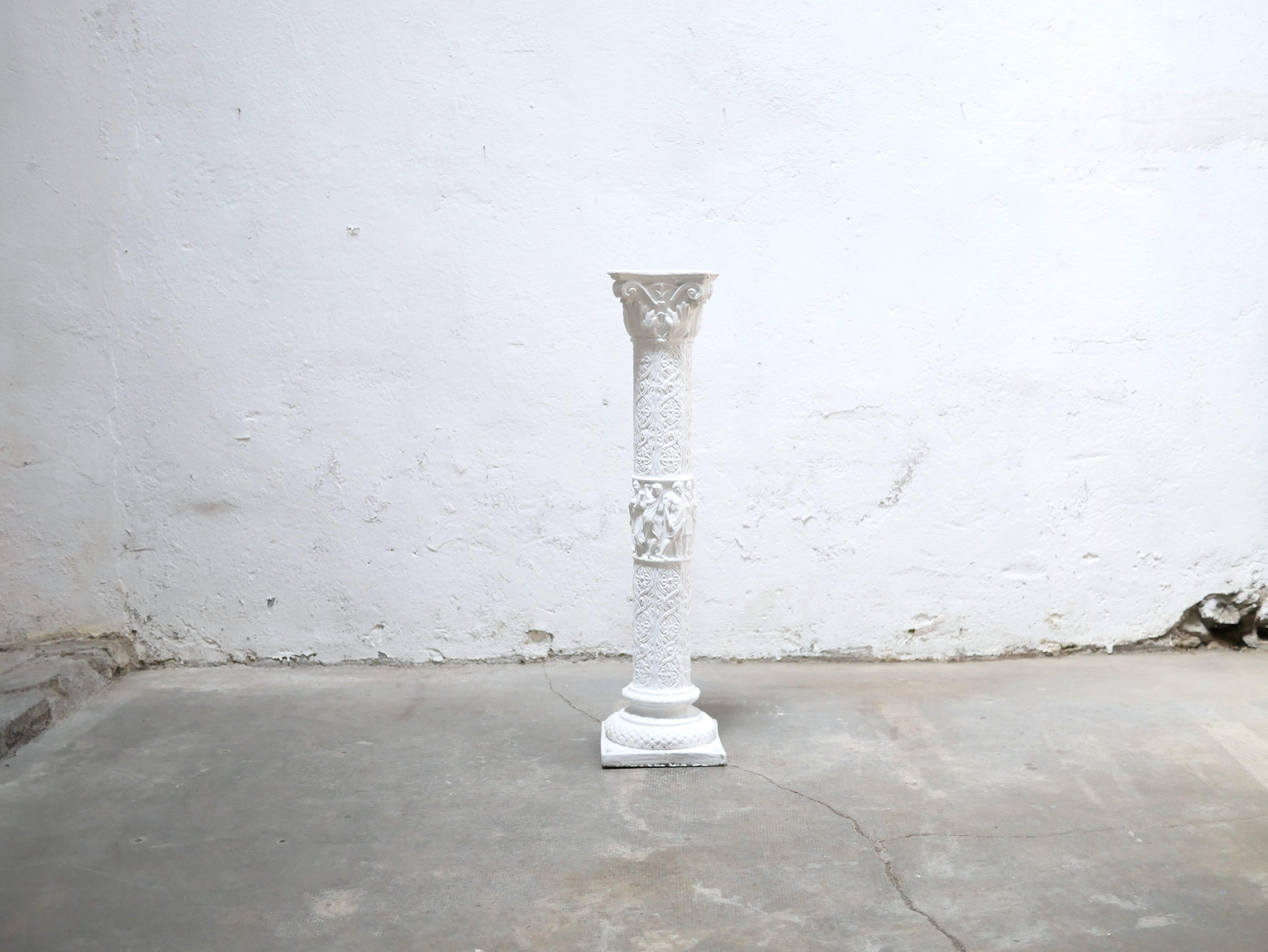 Plaster column, early 20th century.

Beautifully sized, aesthetic and trendy, this very decorative column will delight lovers of classic and timeless objects. It will blend perfectly with a current decoration where styles are mixed.

The top of the