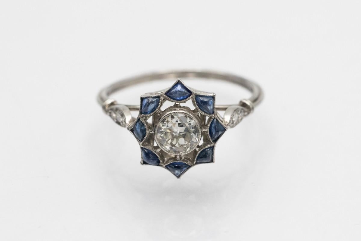 Taille vieille Europe Bague ancienne en platine avec diamants et saphirs, première moitié du 20e siècle. en vente