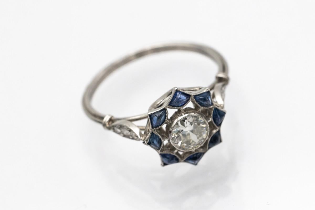 Bague ancienne en platine avec diamants et saphirs, première moitié du 20e siècle. Bon état - En vente à Chorzów, PL