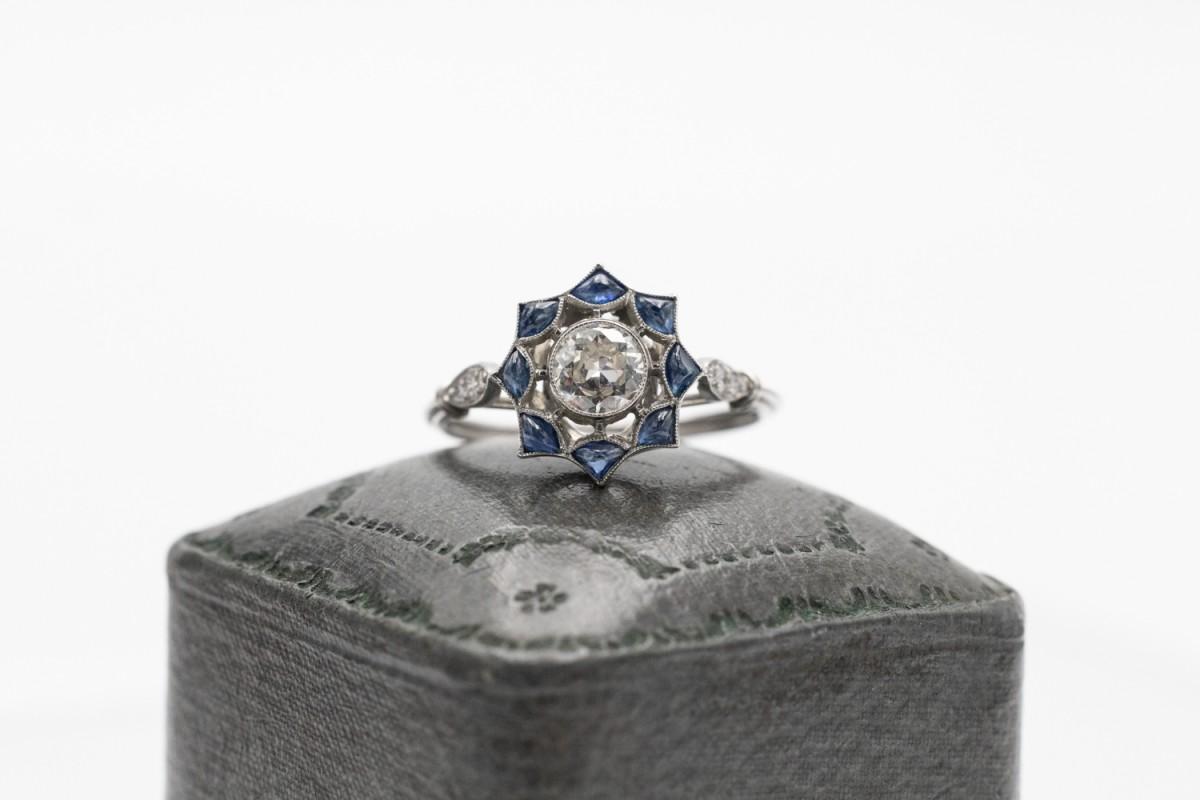 Bague ancienne en platine avec diamants et saphirs, première moitié du 20e siècle. en vente 2