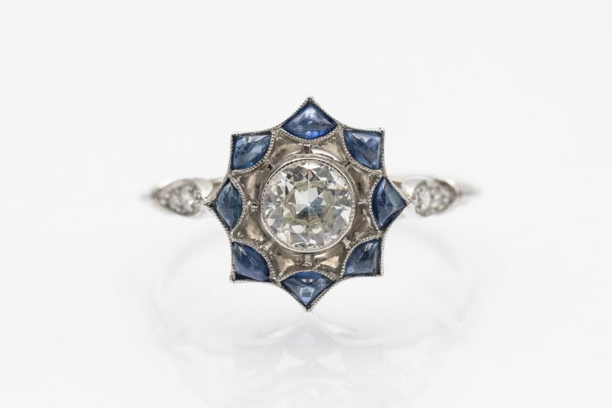 Antico anello in platino con diamanti e zaffiri, prima metà del XX secolo.
