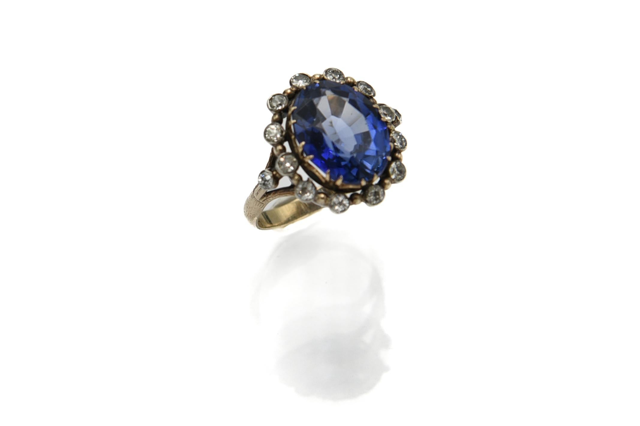 Old Polish Goldener Ring mit großem synthetischem Saphir und Diamanten von insgesamt 0,65 Karat (Belle Époque)