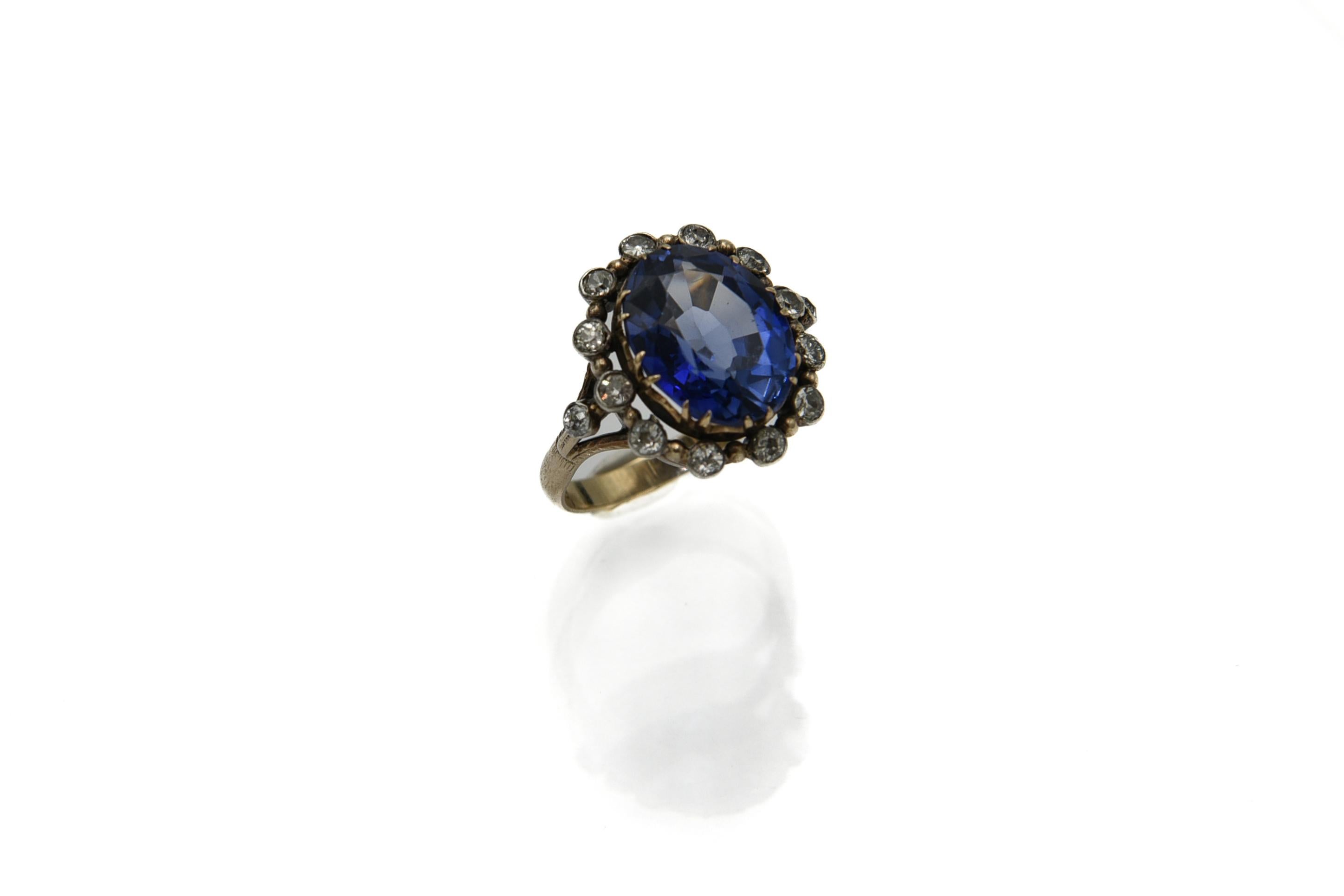 Old Polish Goldener Ring mit großem synthetischem Saphir und Diamanten von insgesamt 0,65 Karat (Alteuropäischer Schliff)