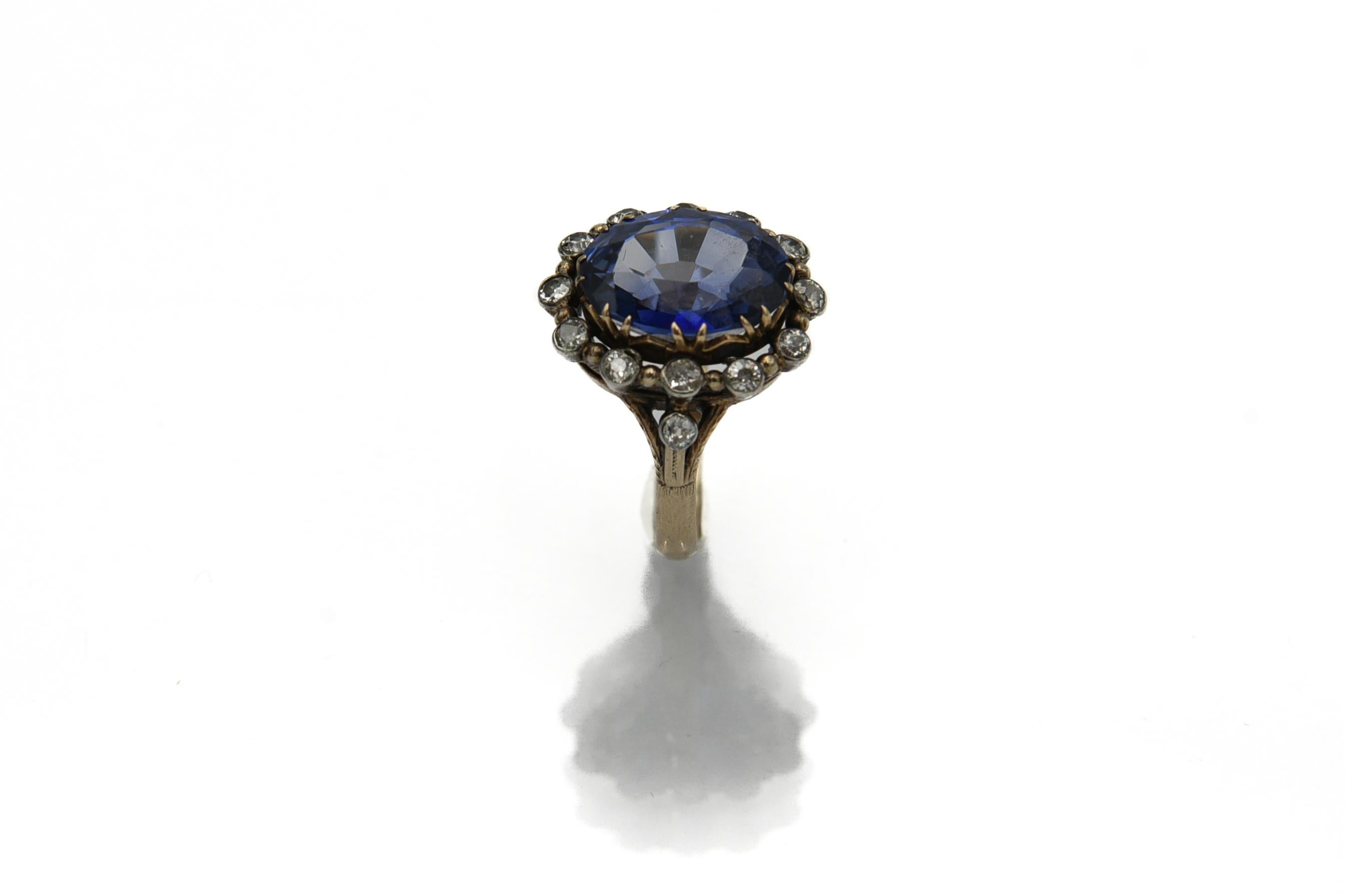 Old Polish Goldener Ring mit großem synthetischem Saphir und Diamanten von insgesamt 0,65 Karat im Zustand „Gut“ in Chorzów, PL