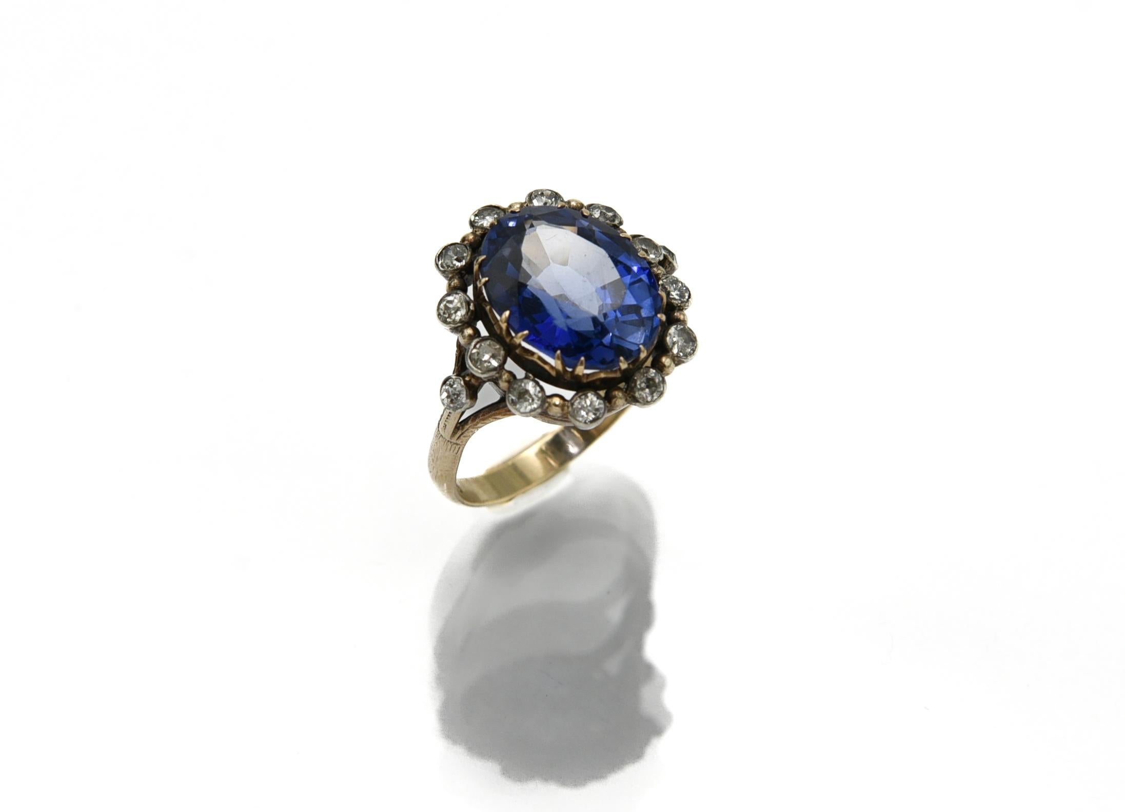 Old Polish Goldener Ring mit großem synthetischem Saphir und Diamanten von insgesamt 0,65 Karat 1