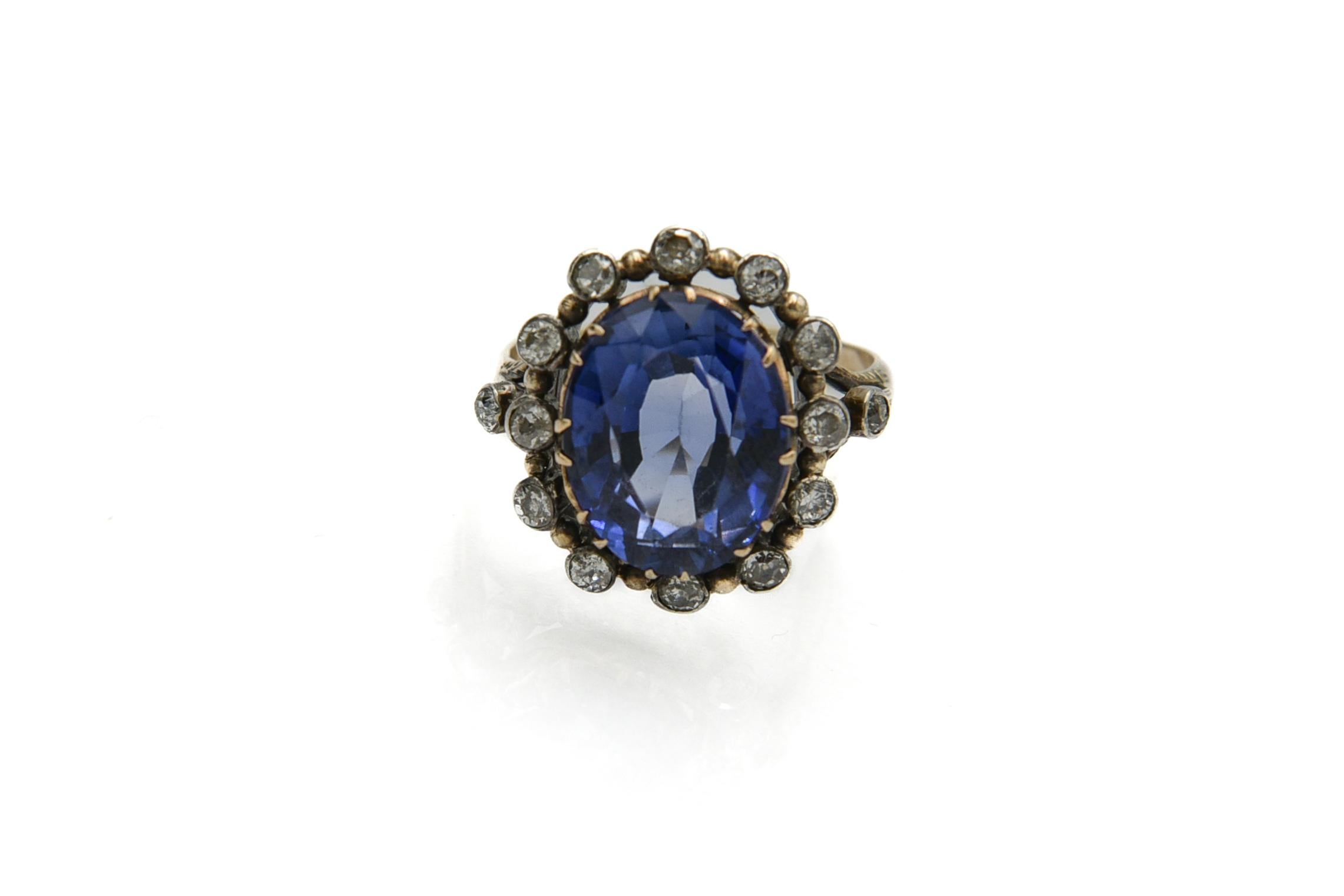 Old Polish Goldener Ring mit großem synthetischem Saphir und Diamanten von insgesamt 0,65 Karat 2