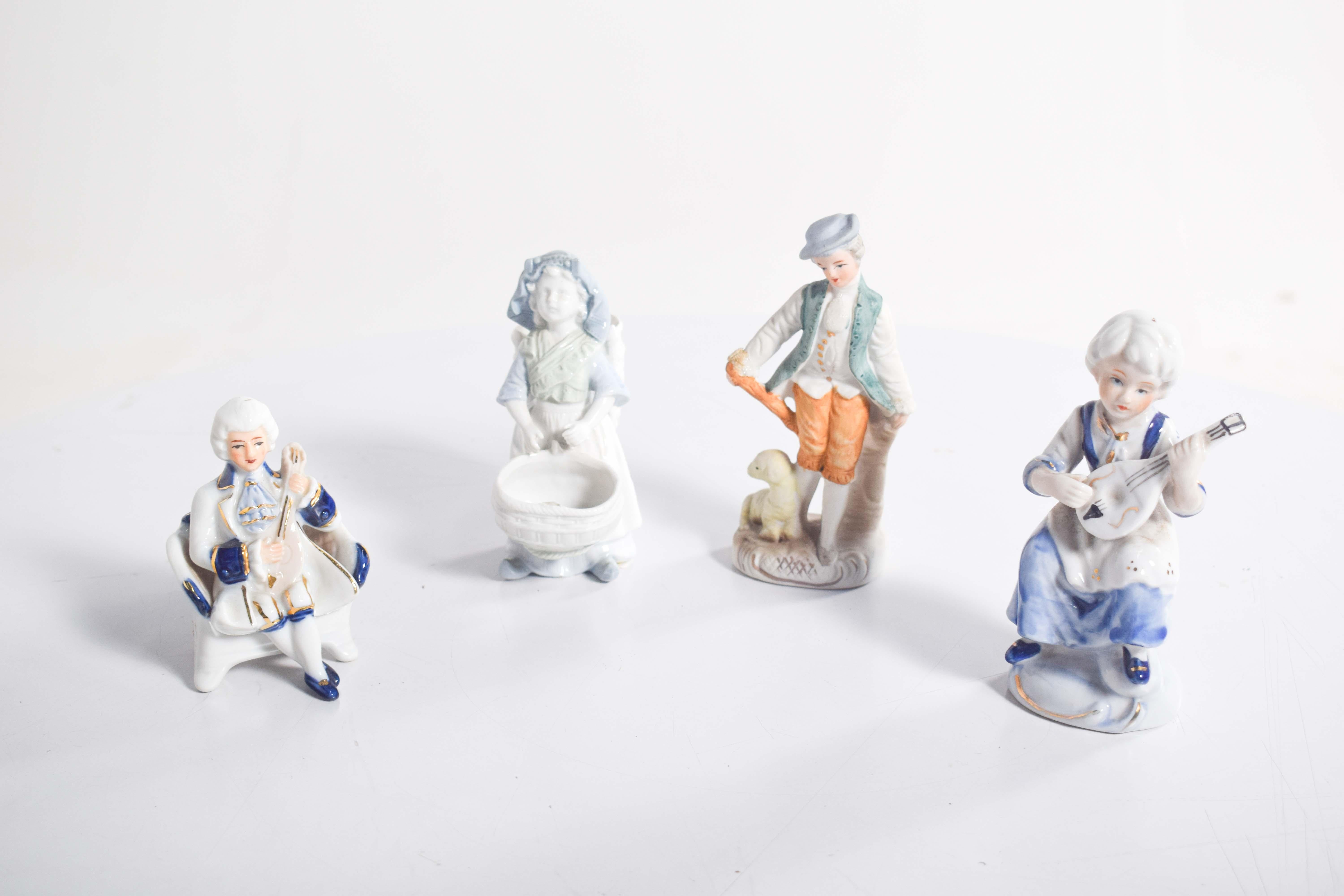 Old Porcelain Decorative Figures, Set of Four In Good Condition For Sale In Lisboa, Lisboa