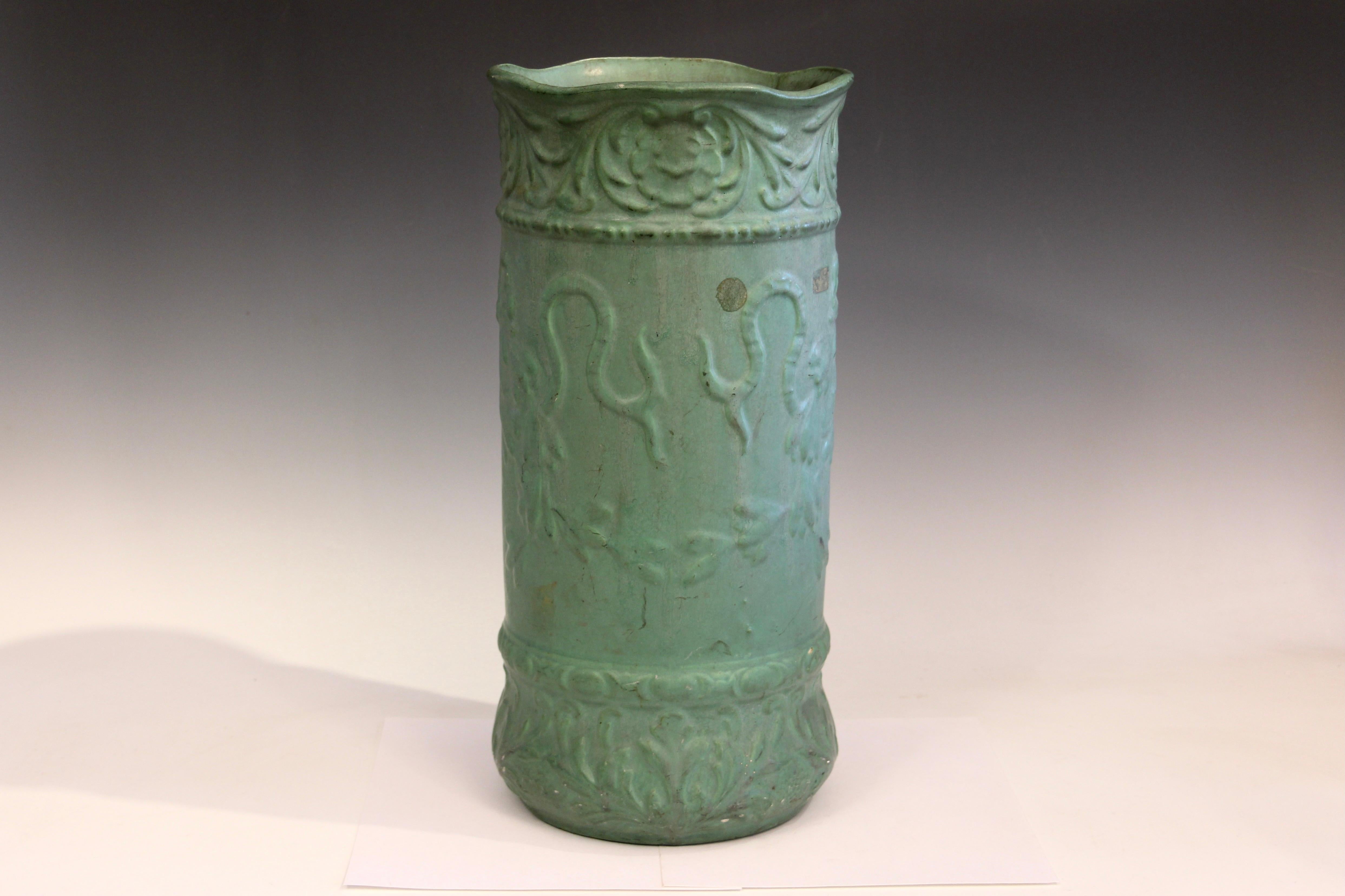 Antiguo paragüero de cerámica Arts and Crafts en esmalte verde mate, hacia principios del siglo XX. Creo que fue fabricado por Brush Mccoy Pottery. 17