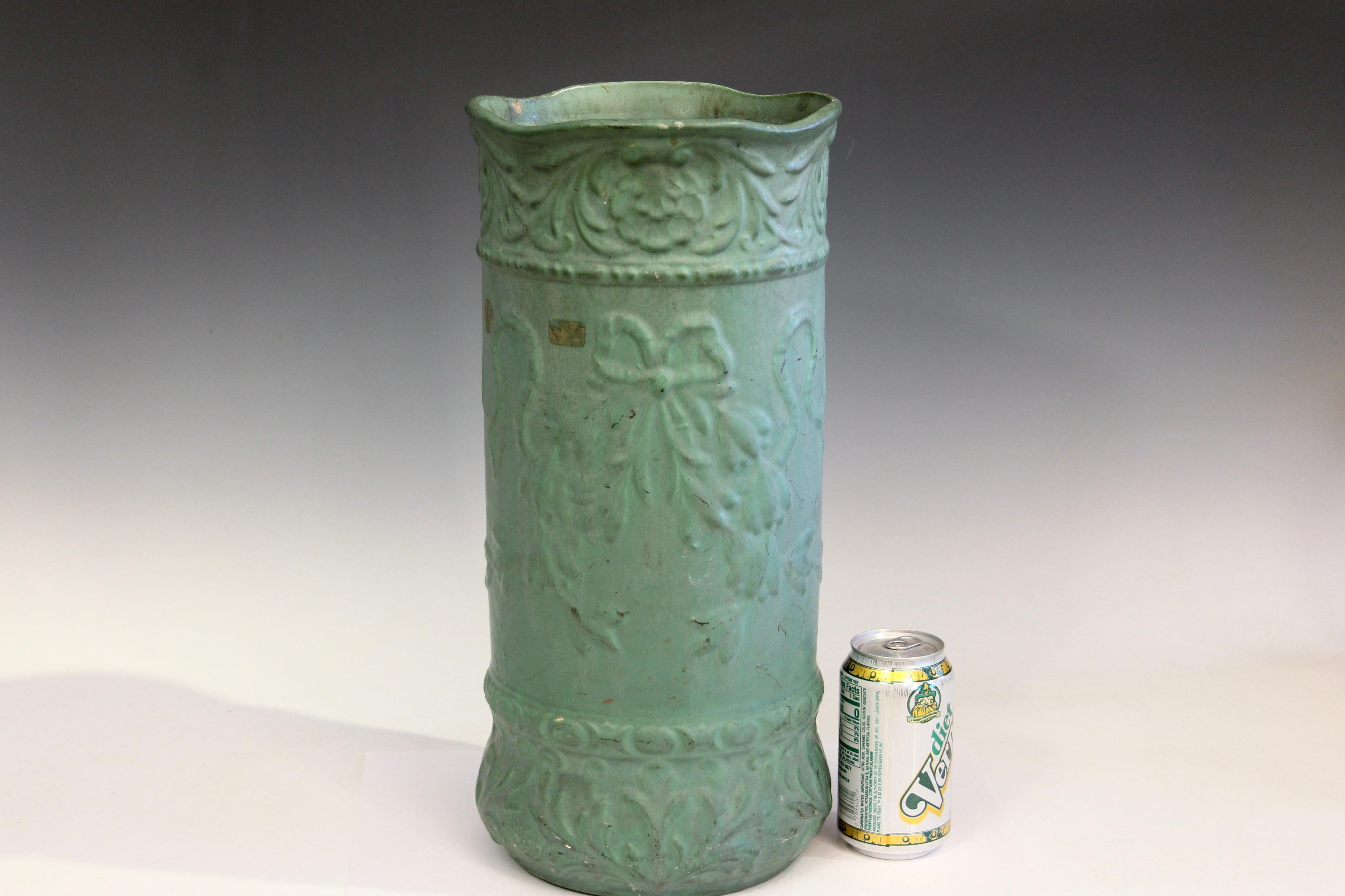 Alfarería antigua Matt Green Arts & Crafts Paragüero antiguo Cepillo Roseville siglo XX en venta