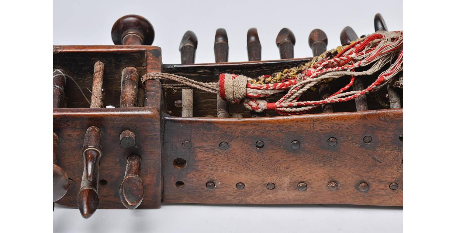 Altes, seltenes afghanisches Musikinstrument wie eine Skulptur (Afghanisch) im Angebot