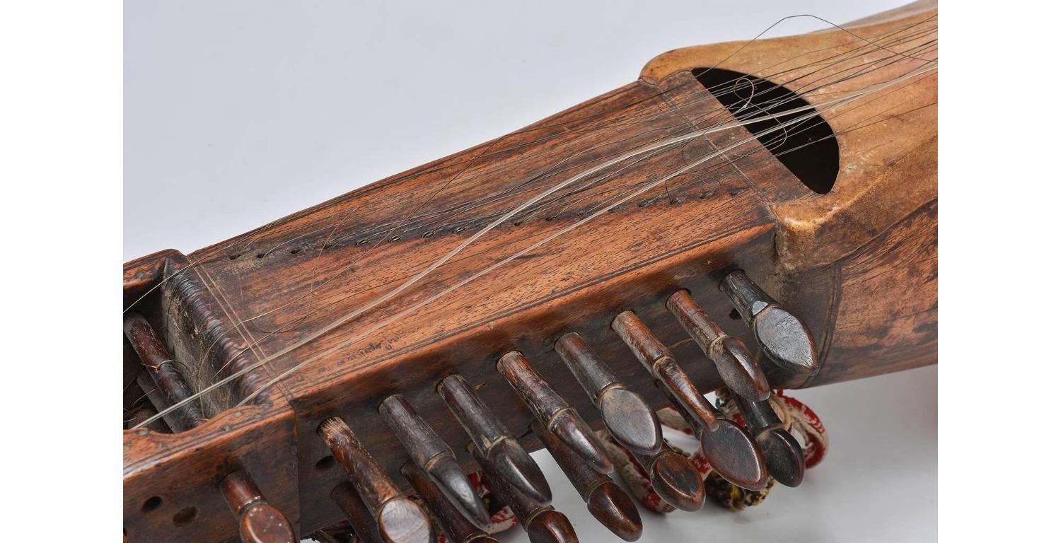 Altes, seltenes afghanisches Musikinstrument wie eine Skulptur (Handgeschnitzt) im Angebot