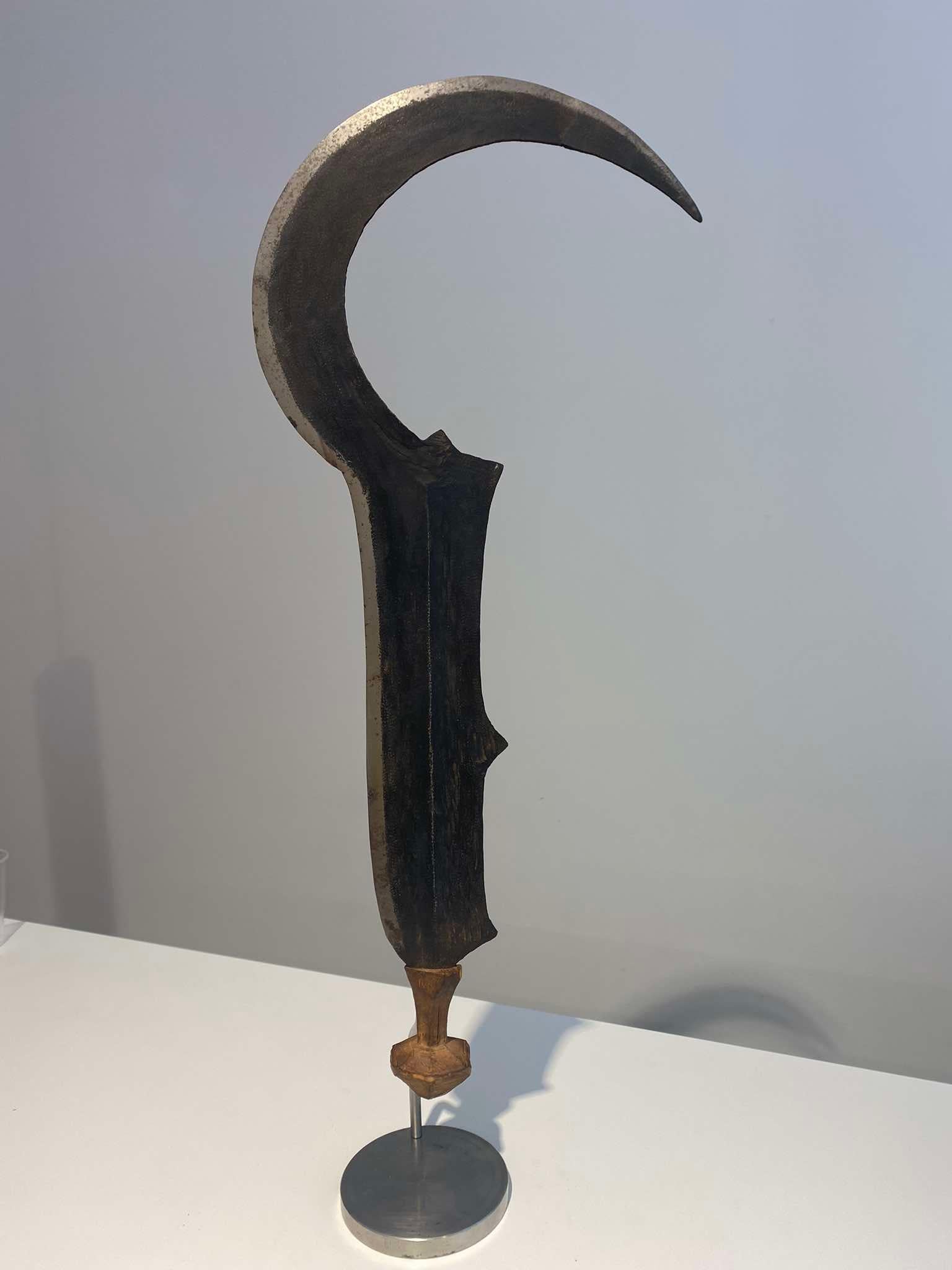 Old Rare Knife Tribe Lobala Nzombo Ngbaka DR Congo Ca 1880-1900
Tribe : Lobala Nzombo Ngbaka
Country : DR Congo
Length: 61 cm
Very good condition
From an old Belgian colonial collection