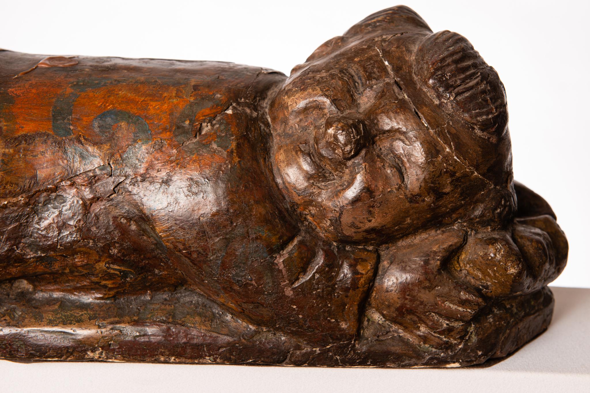 Angenehme Holzstatue mit einem lächelnden schlafenden chinesischen Baby, dessen Kopf auf einem Kissen ruht.
Er wurde als Kopfstütze für die aufwendigen Frisuren der chinesischen Adligen verwendet.
O/5303.