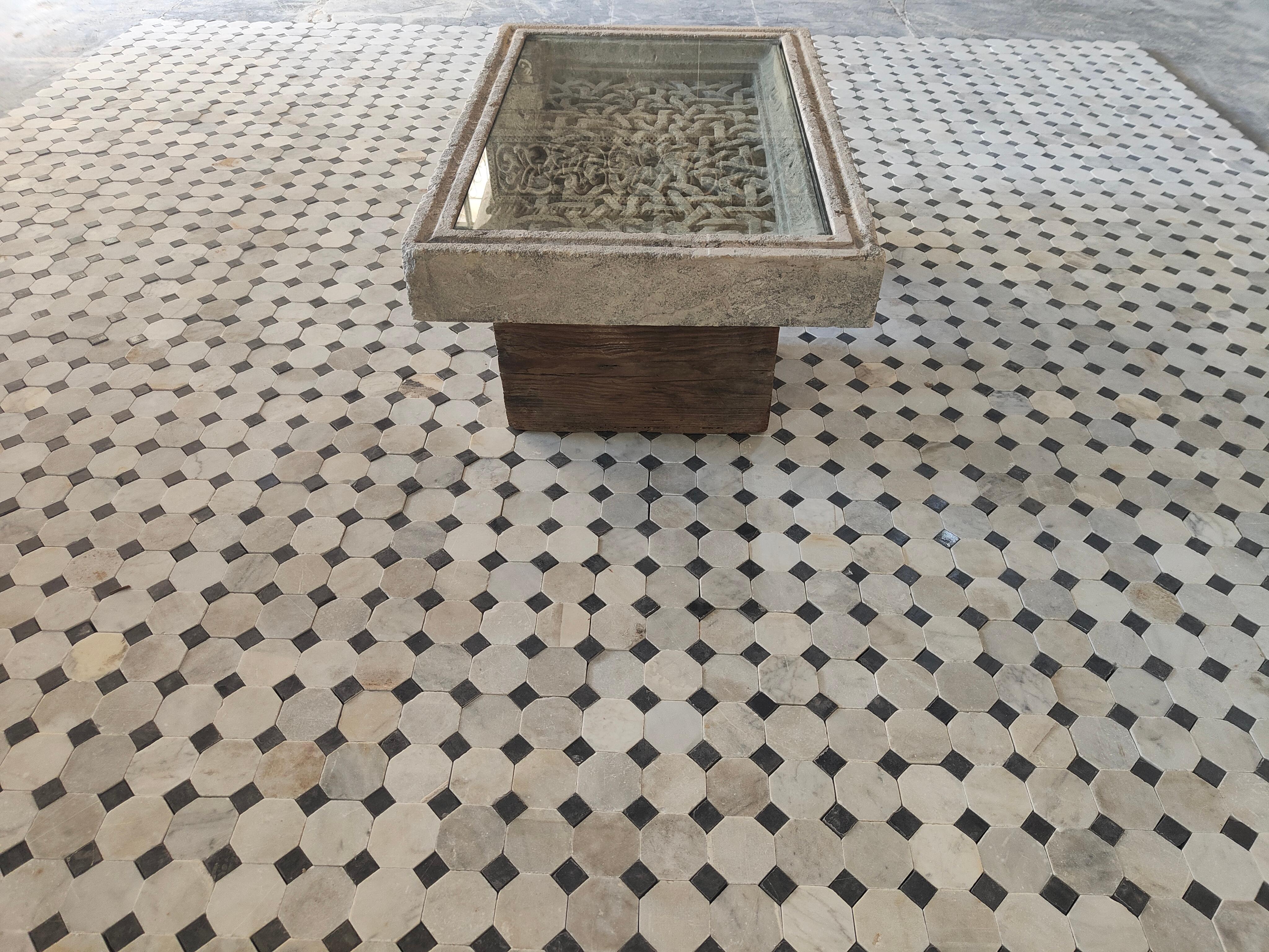 Rustique Ancienne table basse en pierre calcaire recyclée et incrustée à la main  en vente