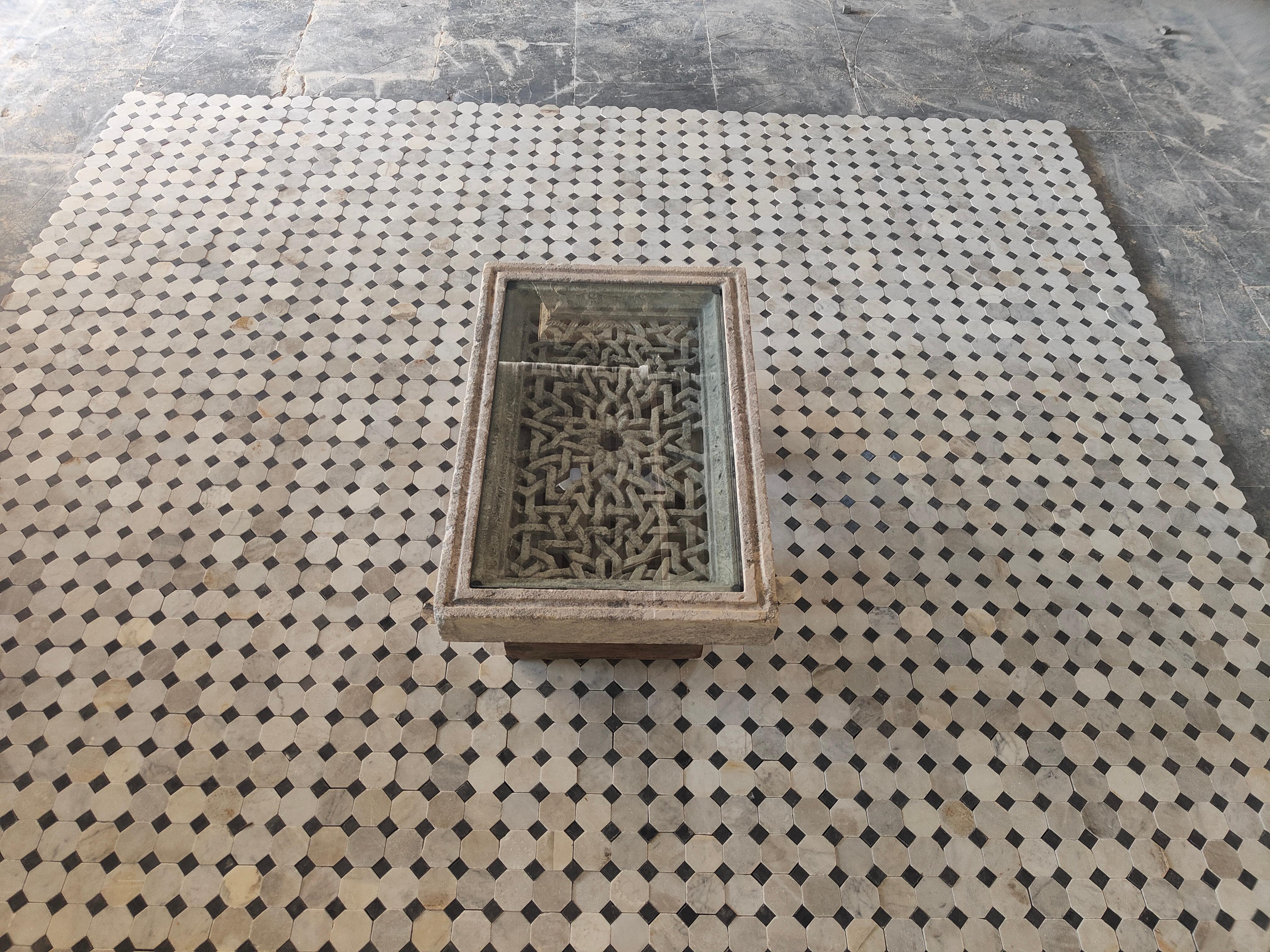 Français Ancienne table basse en pierre calcaire recyclée et incrustée à la main  en vente