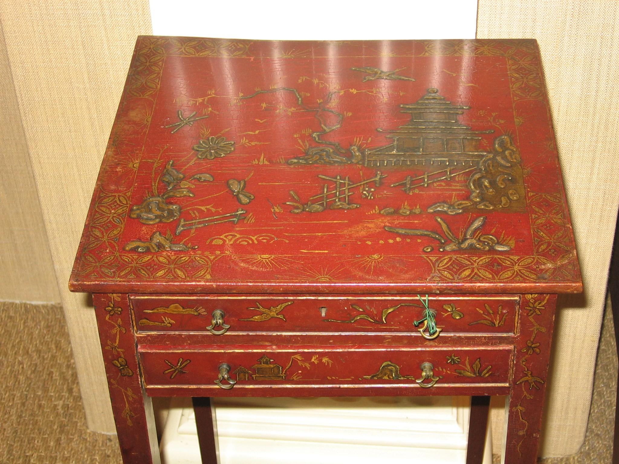 Old Red Lacquered Kleiner Tisch mit Chinoiserie-Dekoration und zwei Schubladen im Angebot 4