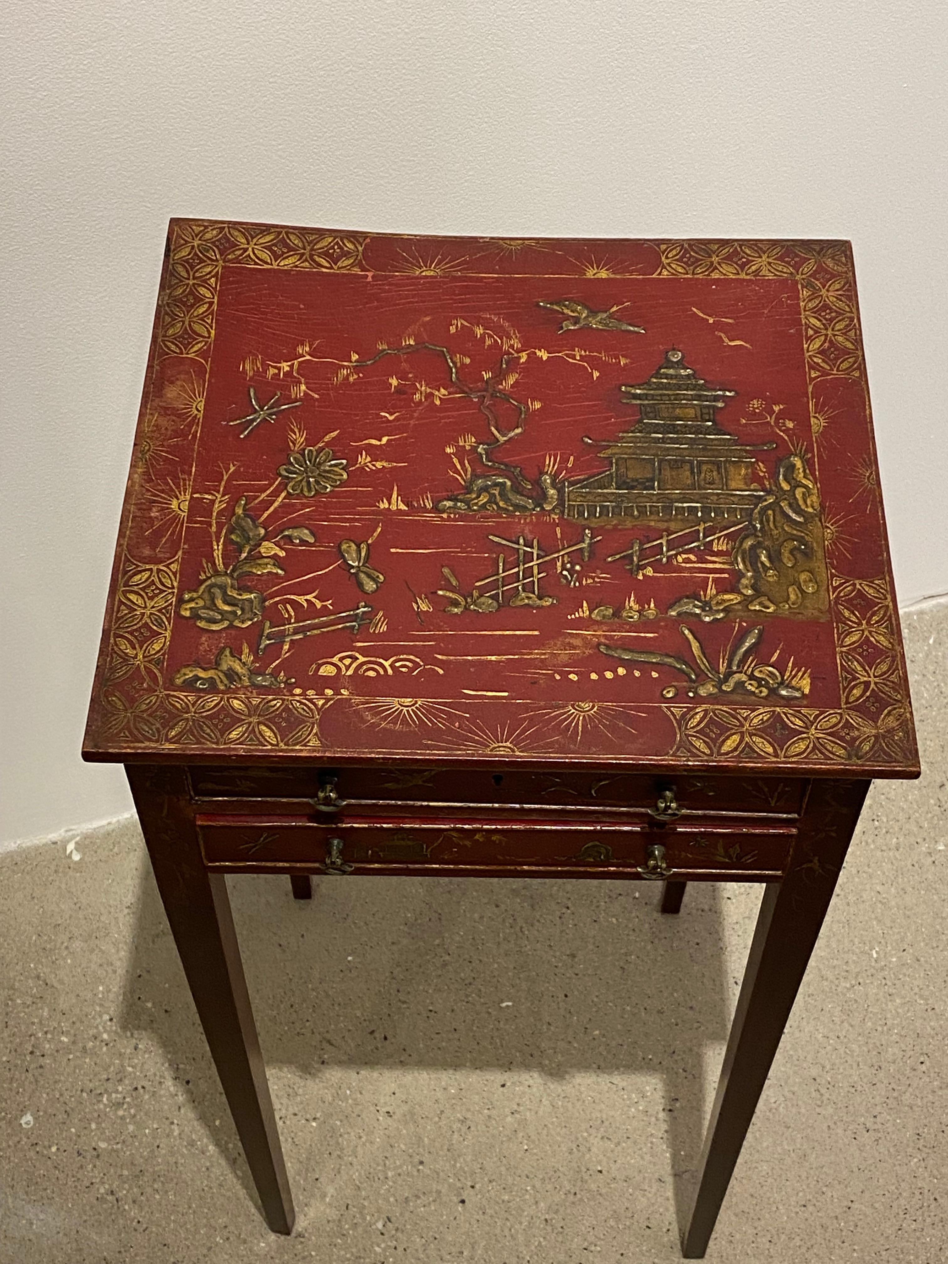 Old Red Lacquered Kleiner Tisch mit Chinoiserie-Dekoration und zwei Schubladen im Angebot 5