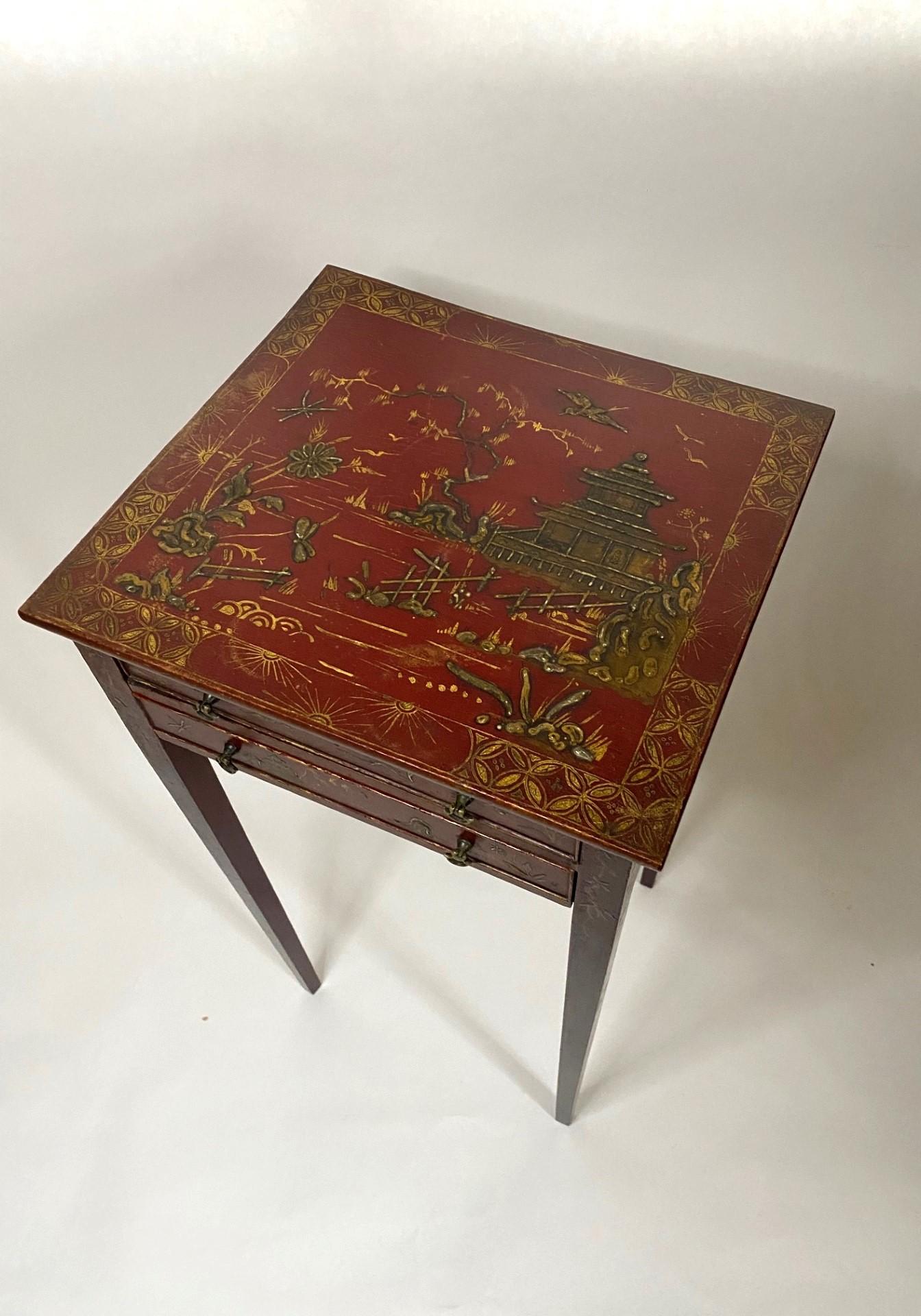Old Red Lacquered Kleiner Tisch mit Chinoiserie-Dekoration und zwei Schubladen im Zustand „Gut“ im Angebot in North Salem, NY