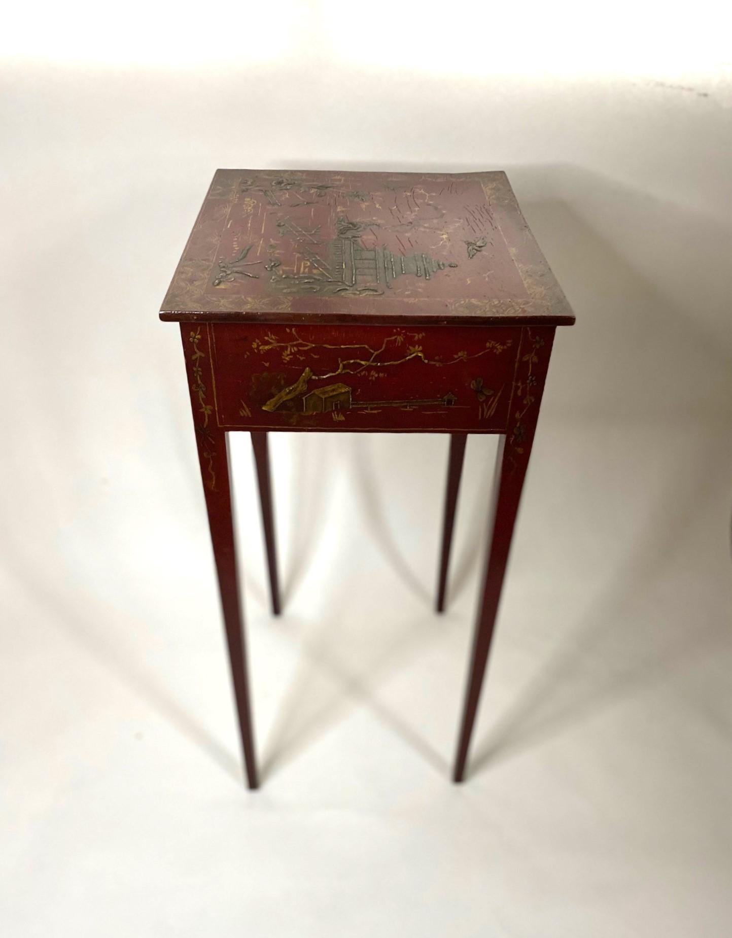 Old Red Lacquered Kleiner Tisch mit Chinoiserie-Dekoration und zwei Schubladen (20. Jahrhundert) im Angebot