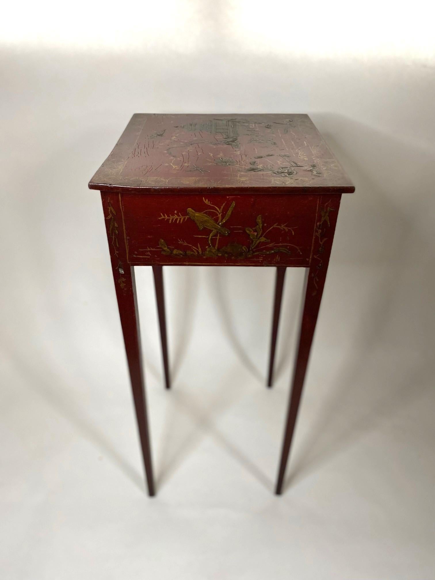 Old Red Lacquered Kleiner Tisch mit Chinoiserie-Dekoration und zwei Schubladen im Angebot 1